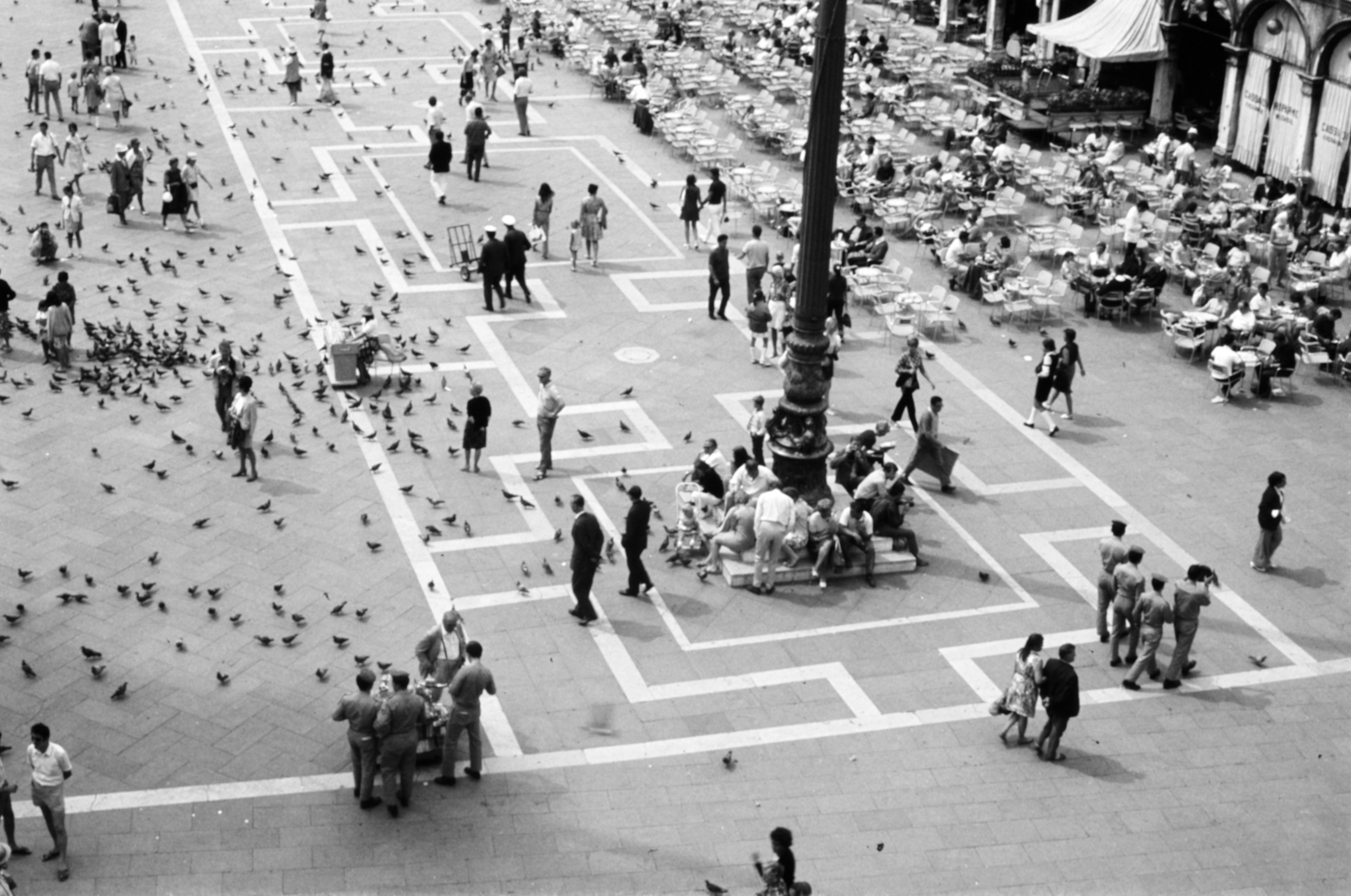 Italy, Venice, Szent Márk tér., 1970, Inkey Tibor, feeding, dove, Fortepan #184913