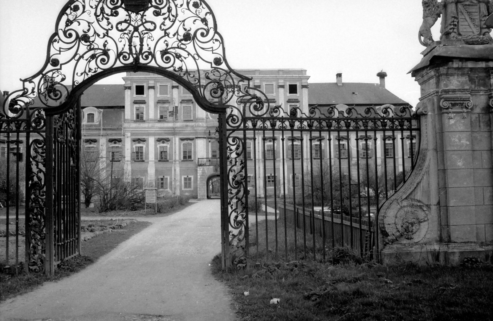 Hungary, Edelény, a L'Huillier–Coburg-kastély és főkapuja., 1978, Kende János, Fortepan #184943