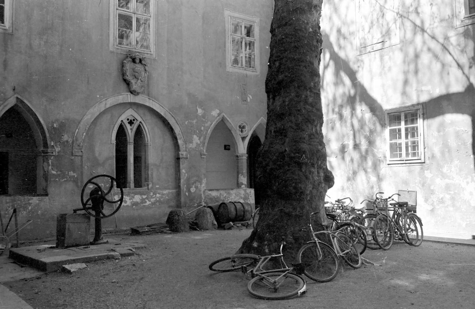 Magyarország, Hédervár, a Khuen-Héderváry kastély udvara., 1978, Kende János, kastély, Fortepan #185000