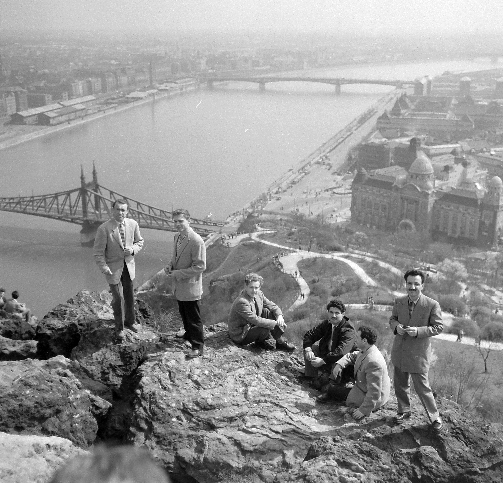 Magyarország, Gellérthegy, Budapest XI., látkép a Petőfi híd felé nézve, a Mojszejev együttes tagjai., 1962, Kotnyek Antal, híd, csoportkép, Duna, Budapest, Duna-híd, Feketeházy János-terv, Álgyay Hubert Pál-terv, Fortepan #18501