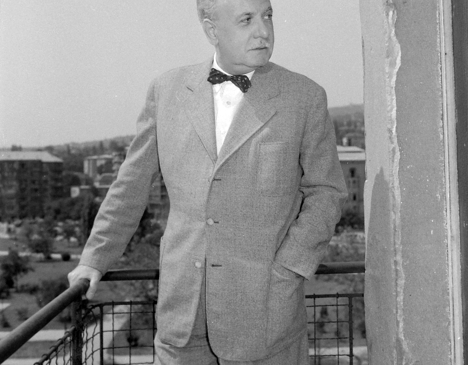 Hungary, Budapest I., Attila út, háttérben a Vérmező. Ajtay Andor színművész., 1963, Kotnyek Antal, portrait, art of theater, celebrity, balcony, view, actor, Budapest, Fortepan #18502