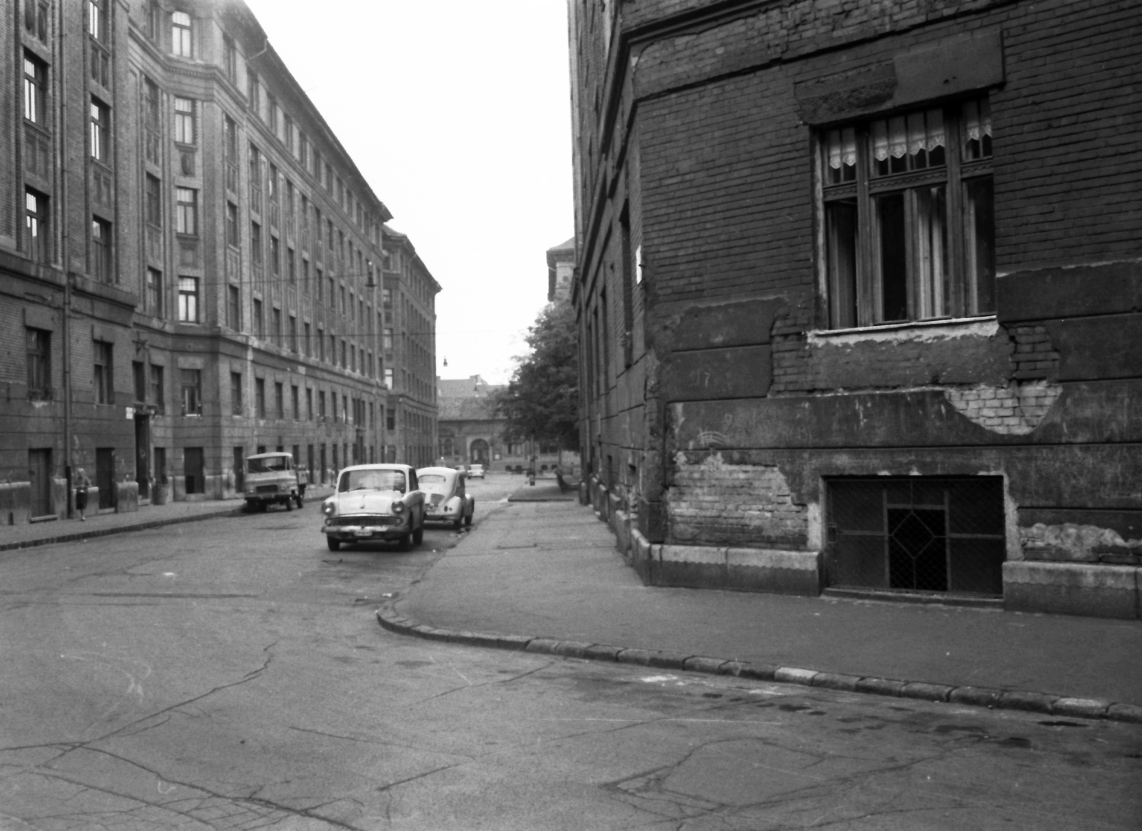 Hungary, Budapest VIII., Lósy Imre utca a Molnár Ferenc tér és a Szigony utca felé nézve., 1971, Kende János, Budapest, Fortepan #185127