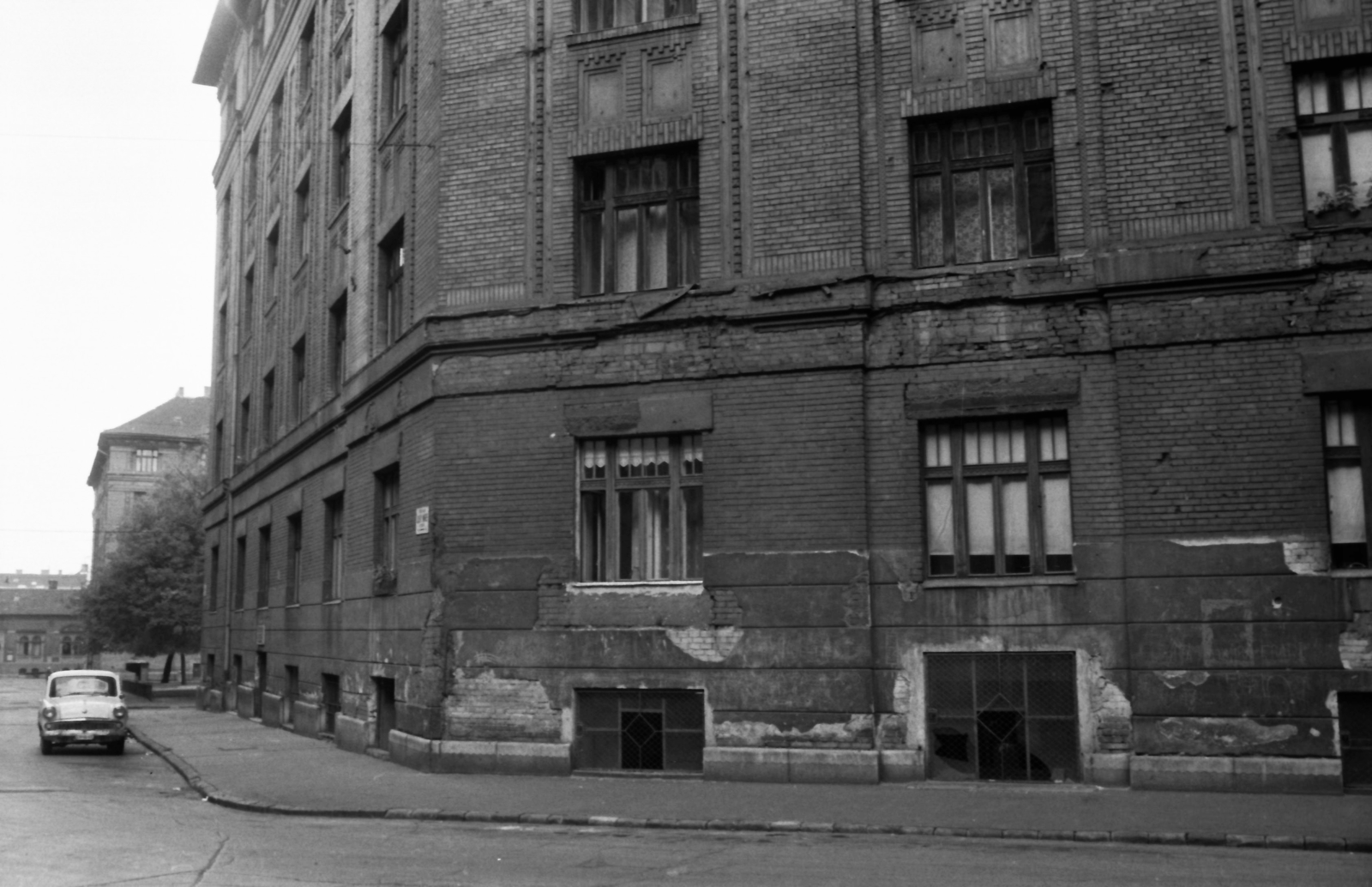 Hungary, Budapest VIII., Lósy Imre utca, jobbra a háztömb után a Molnár Ferenc tér, távolabb a Szigony utca., 1971, Kende János, Budapest, Fortepan #185137
