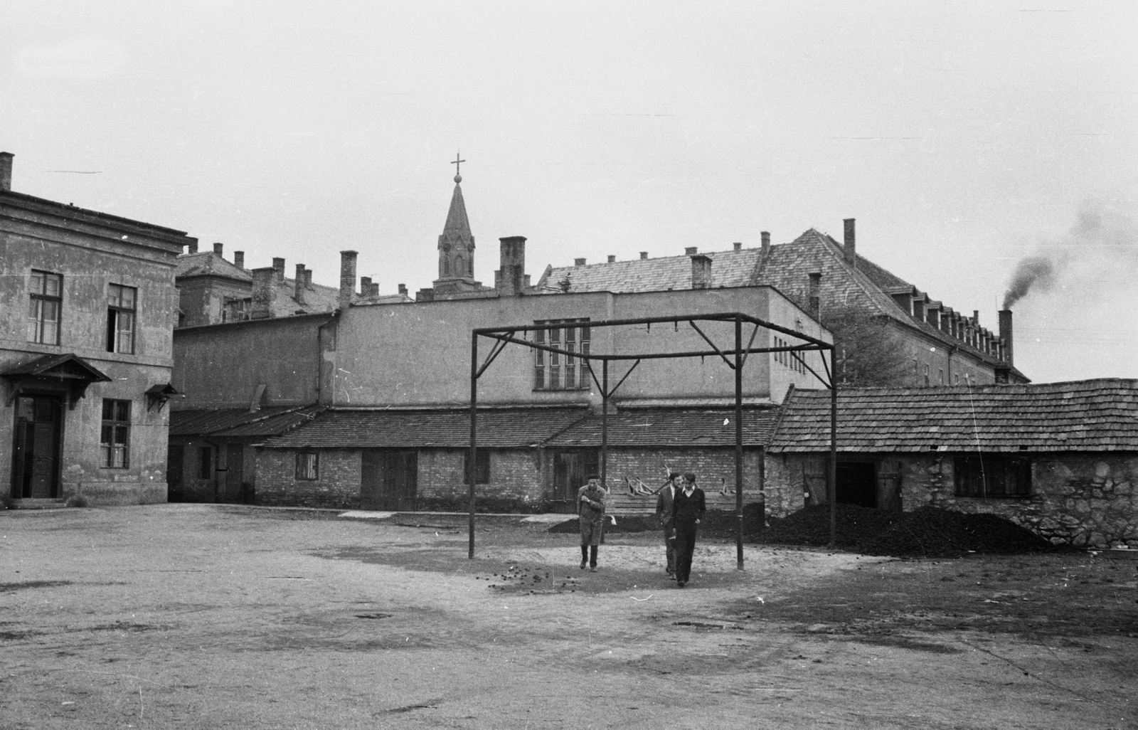 Hungary, Pápa, a Petőfi Sándor Gimnázium és Szakközépiskola (eredetileg és ma a Pápai Református Kollégium Gimnáziuma) udvara., 1973, Kende János, school yard, Fortepan #185165