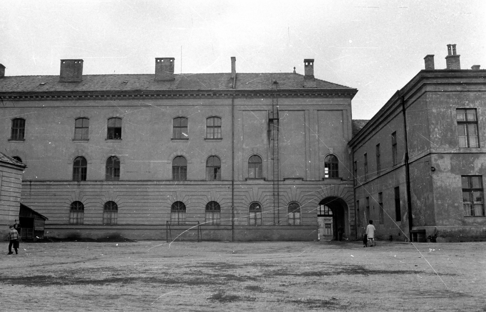 Hungary, Pápa, a Petőfi Sándor Gimnázium és Szakközépiskola (eredetileg és ma a Pápai Református Kollégium Gimnáziuma) udvara., 1973, Kende János, school yard, Fortepan #185167