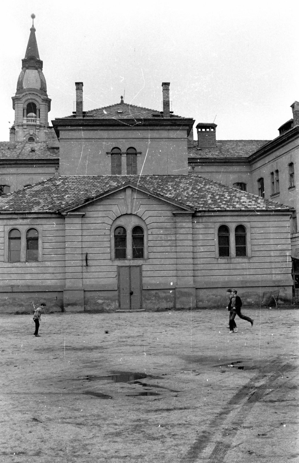 Hungary, Pápa, a Petőfi Sándor Gimnázium és Szakközépiskola (eredetileg és ma a Pápai Református Kollégium Gimnáziuma) udvara, háttérben a Református templom tornya., 1973, Kende János, school yard, ball, Fortepan #185168