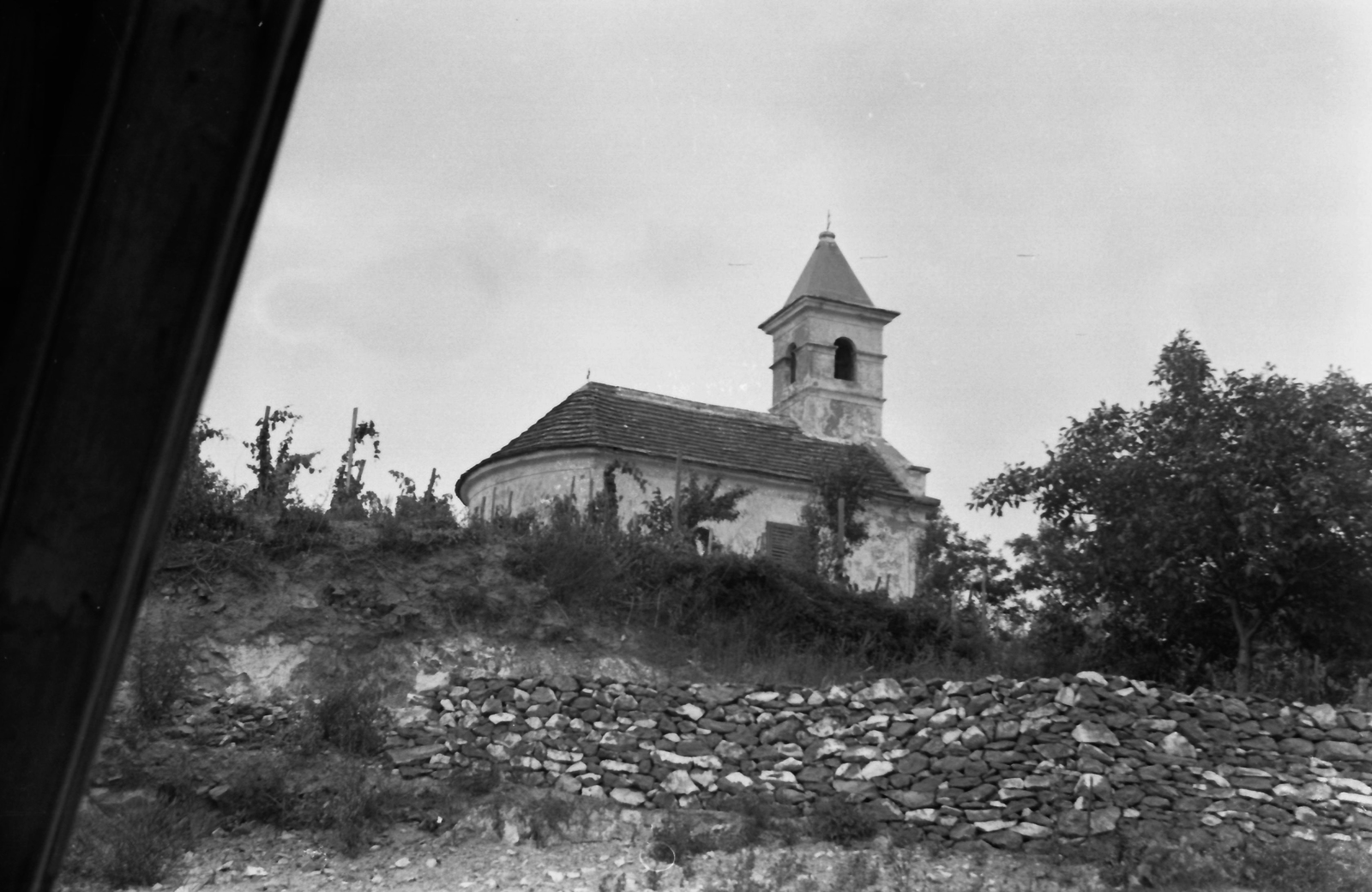 Magyarország,Balaton, Szigliget, Szentháromság-kápolna (szőlőhegyi kápolna)., 1974, Kende János, Fortepan #185175