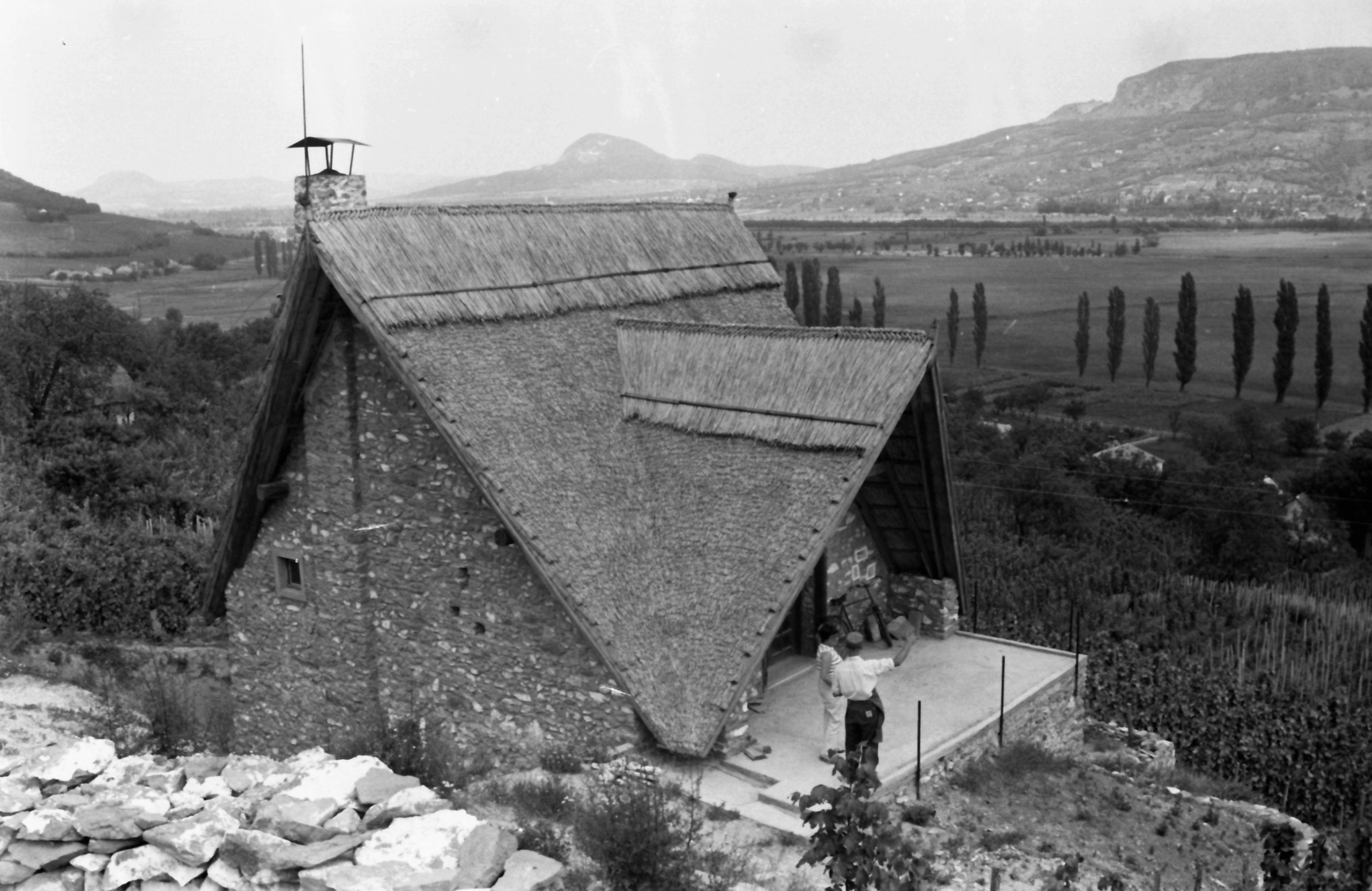 Hungary,Lake Balaton, Szigliget, nyaraló a Szentháromság-kápolna (szőlőhegyi kápolna) alatt., 1974, Kende János, Fortepan #185178