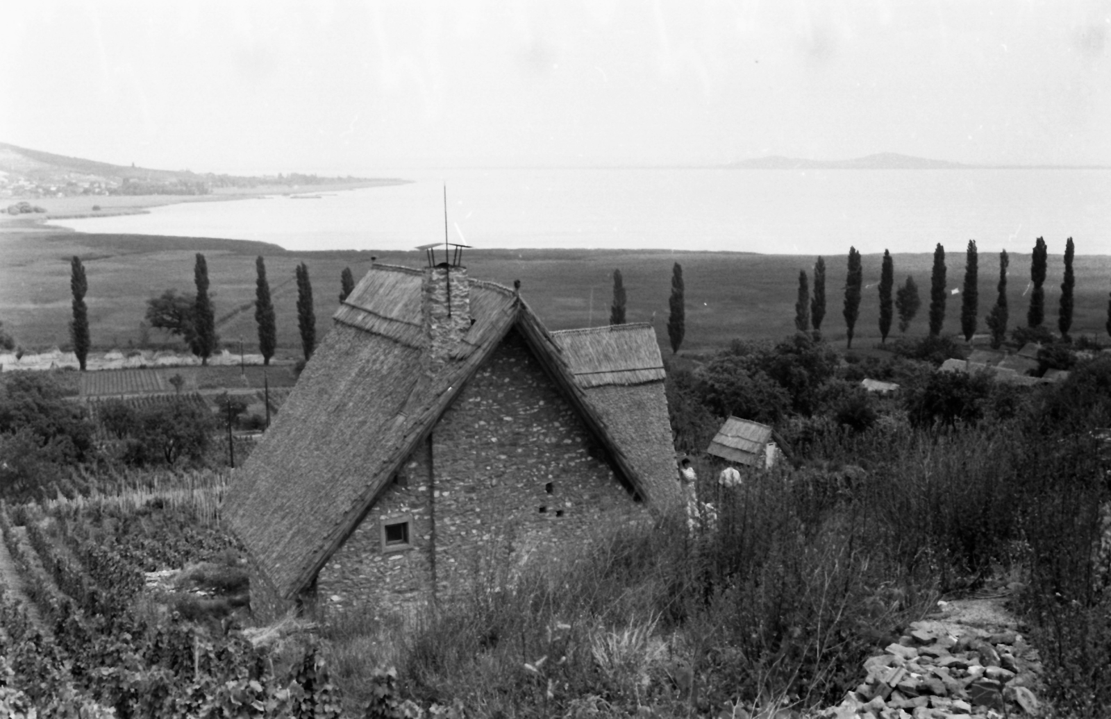 Hungary,Lake Balaton, Szigliget, nyaraló a Szentháromság-kápolna (szőlőhegyi kápolna) alatt., 1974, Kende János, Fortepan #185180