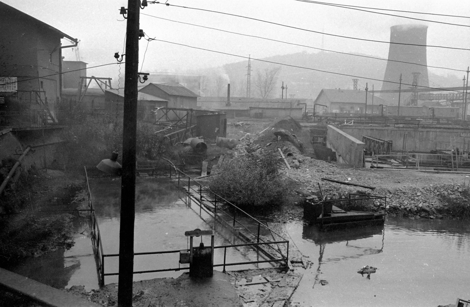 Magyarország, Ózd, Ózdi Kohászati Üzemek, háttérben a Drótos-tető, jobbra a Velence-telep közelében álló hűtőtorony., 1975, Kende János, Fortepan #185231