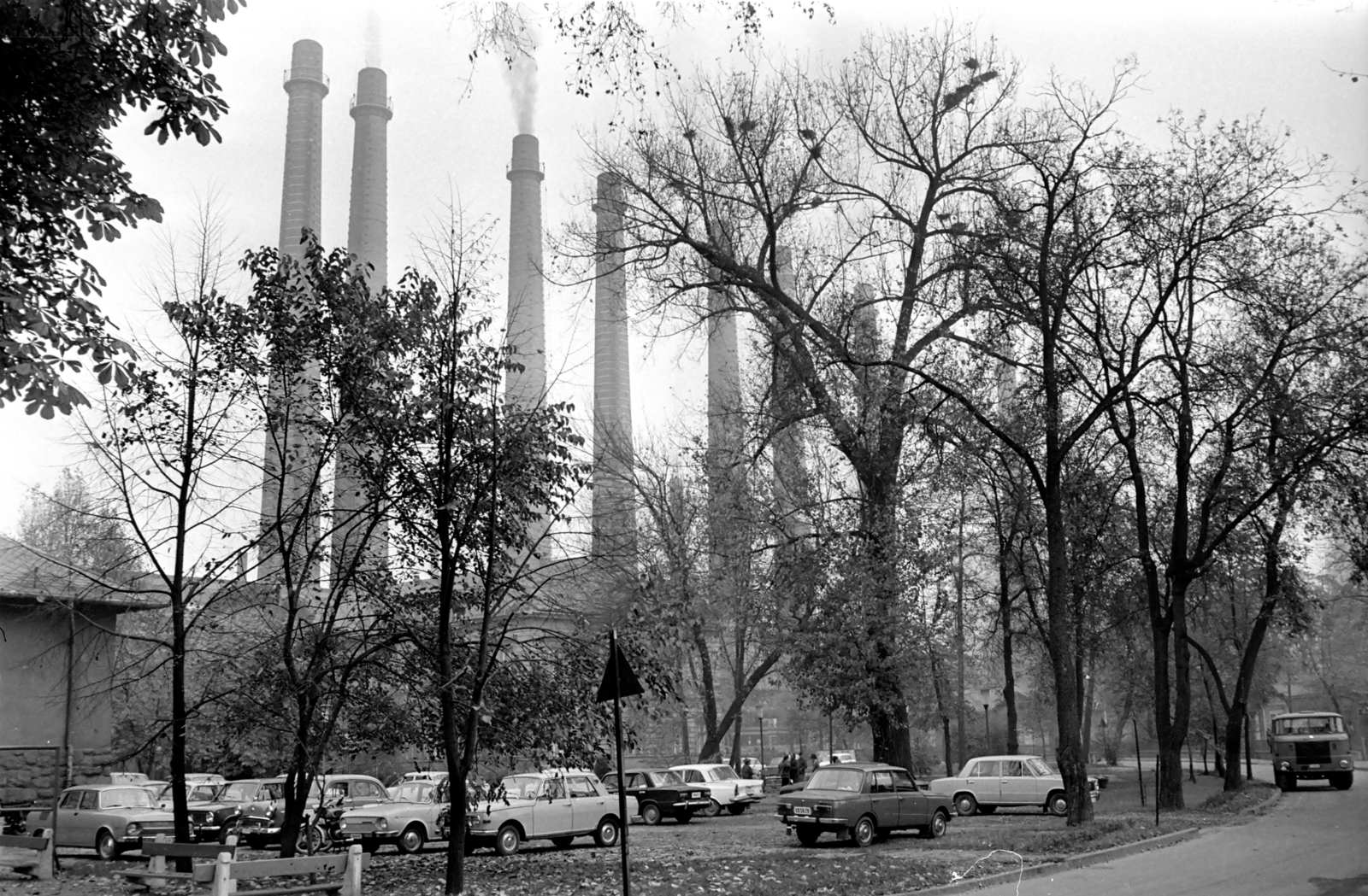 Magyarország, Ózd, Bajcsy-Zsilinszky Endre utca, háttérben az Ózdi Kohászati Üzemek., 1975, Kende János, Skoda 100, parkoló, VAZ 2101, Wartburg 353, Fortepan #185240