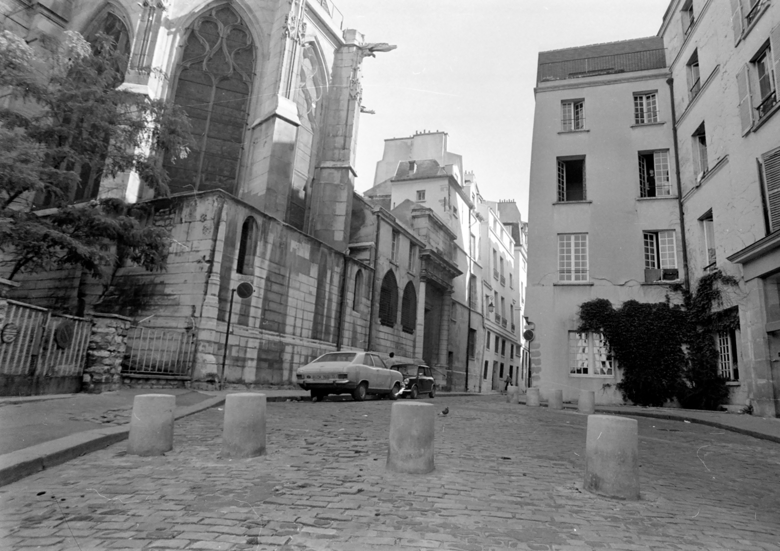 France, Paris, Rue des Barres, balra a Szent Gyárfás-templom (Église Saint-Gervais)., 1976, Kende János, Opel-brand, Morris-brand, Opel Olympia 1967, Fortepan #185283