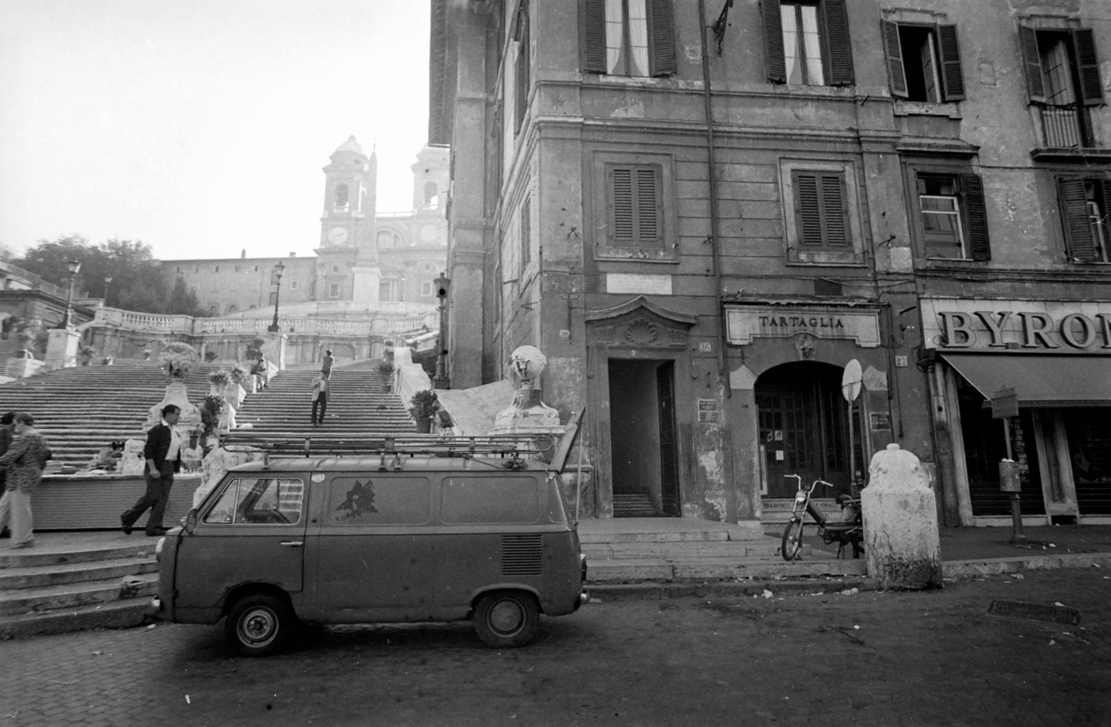 Olaszország, Róma, Piazza di Spagna, balra szemben a Spanyol-lépcső és egy egyiptomi obeliszk, mögötte a Trinitá dei Monti templom.
, 1976, Kende János, Fiat-márka, Fiat 238, Fortepan #185286