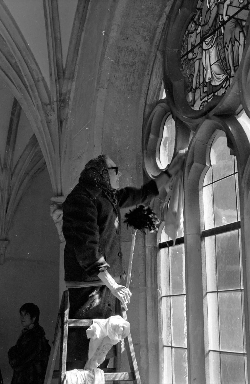Magyarország, Pannonhalma, Pannonhalmi Bencés Főapátság, a felvétel a kolostor kerengőjén készült., 1976, Kende János, ablak, takarítás, létra, idős ember, Fortepan #185292