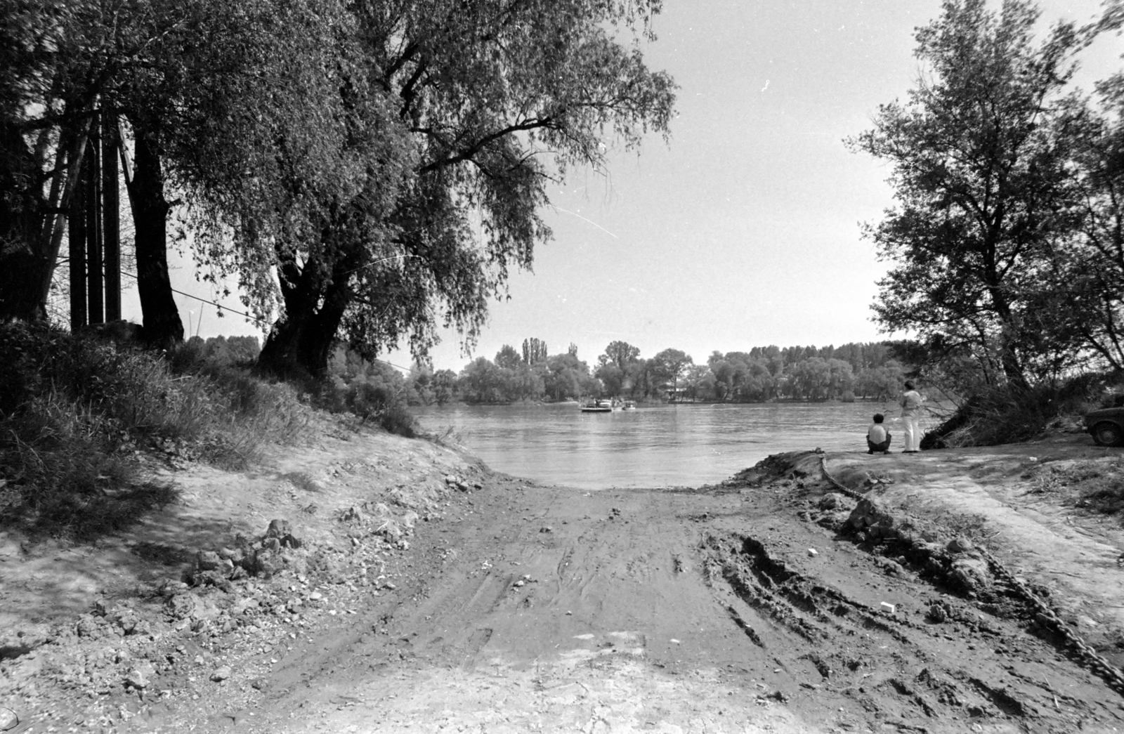 Magyarország, Tiszakeszi, a rév a Községháza utca irányából nézve., 1976, Kende János, folyópart, földút, Fortepan #185299