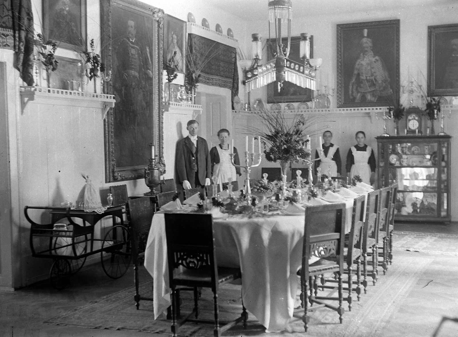 1922, Jankovszky György, vendéglátás, kastély, étkezés, szalon, csoportkép, nők, bútor, festmény, enteriőr, csillár, ebédlő, férfi, teríték, virágcsokor, vitrin, zsúrkocsi, szamovár, cseléd, Fortepan #18530