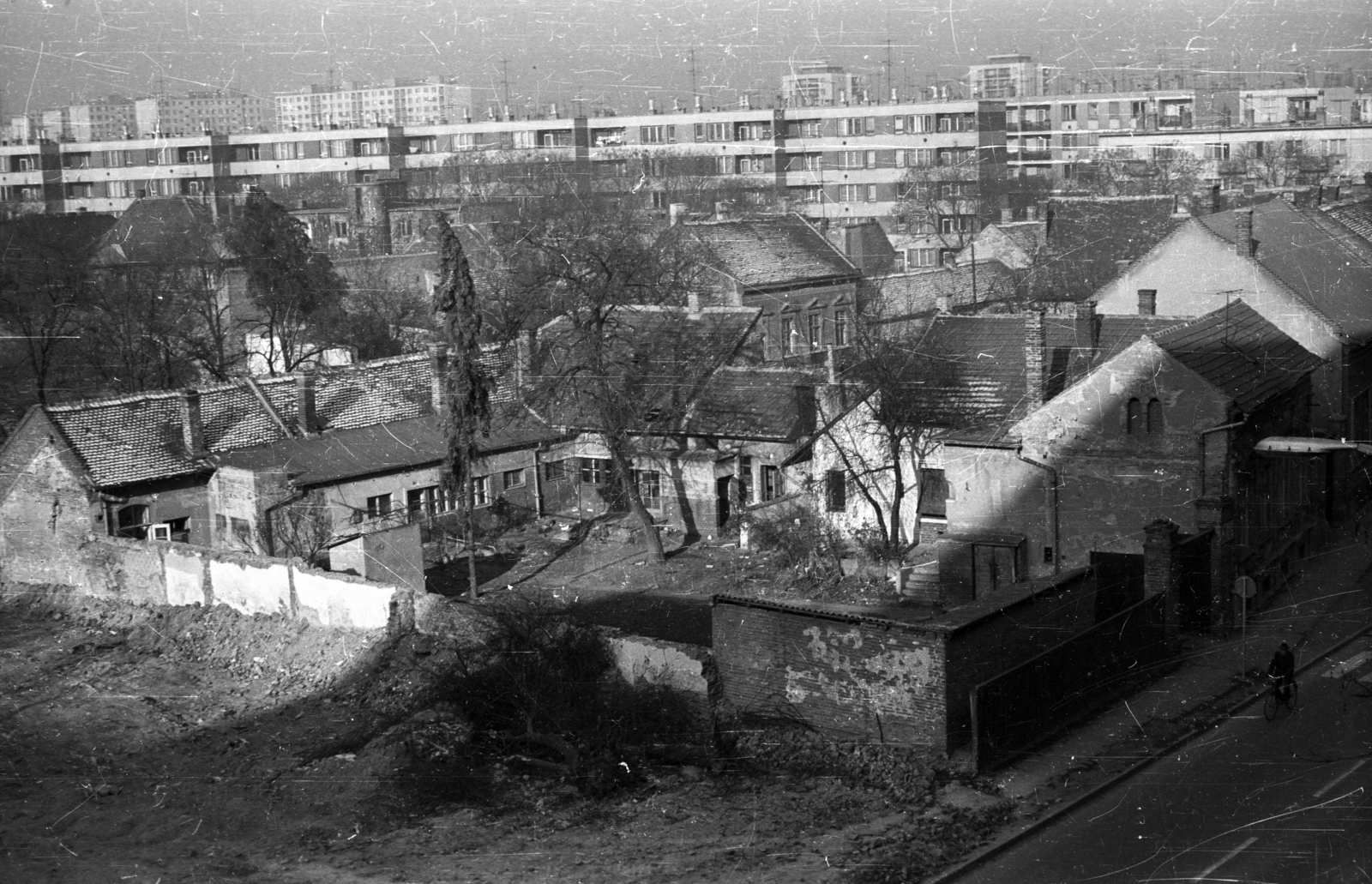 Hungary, Debrecen, előtérben a Bethlen utca - Hajó utca közötti bontási terület, távolabb a Libakerti (ekkor Új Élet parki) lakótelep épületei., 1972, tm, roof, picture, Fortepan #18533