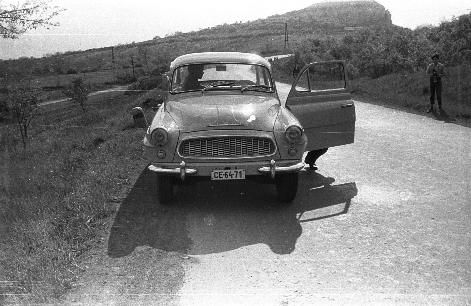 Magyarország, Budaörs, Szabadság út, háttérben a Törökugrató., 1960, Kende János, Skoda Octavia, fotózás, rendszám, Fortepan #185345