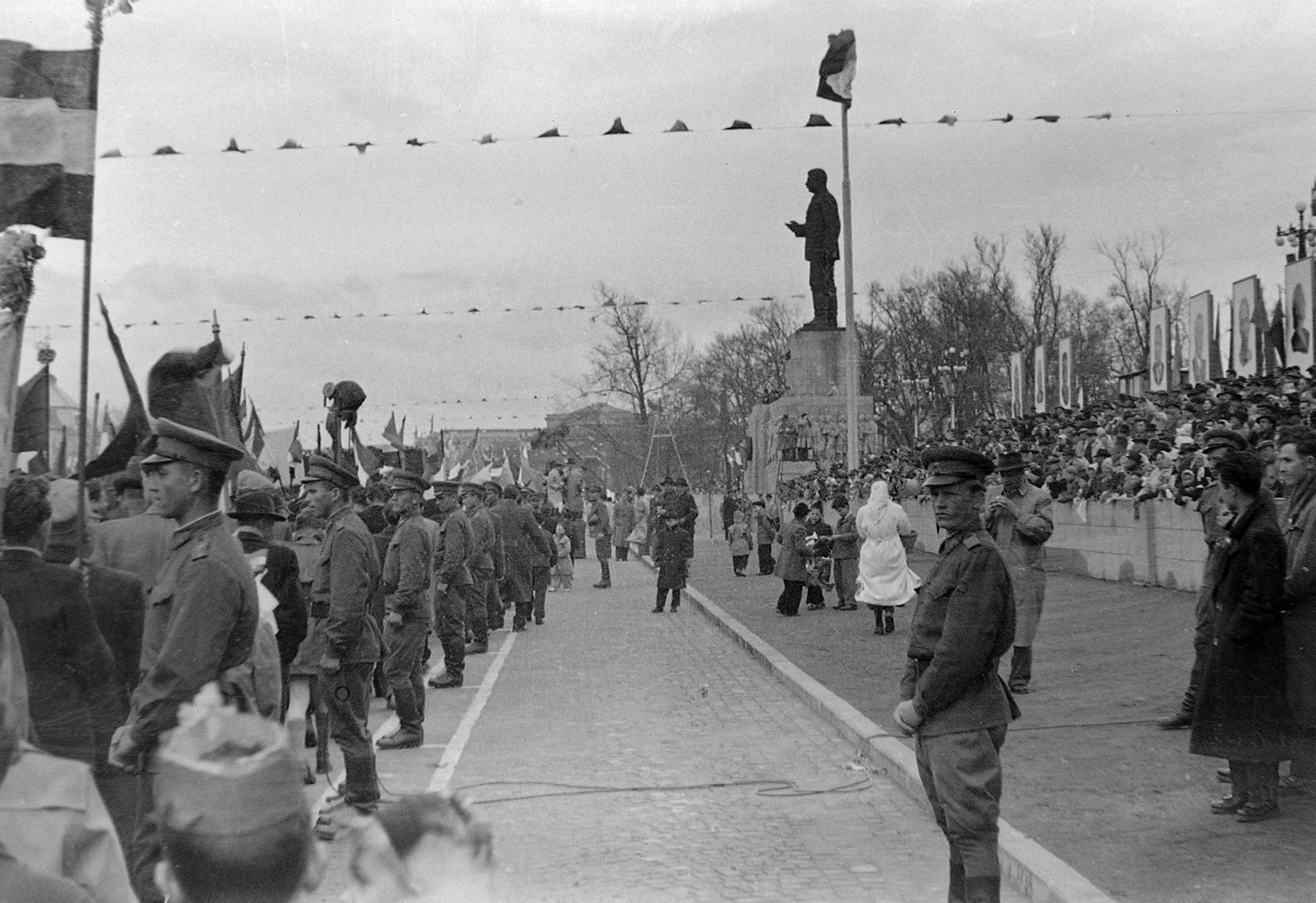 Hungary, Budapest XIV., a mai Ötvenhatosok tere (Sztálin tér), május 1-i felvonulás, szemben Mikus Sándor alkotása a Sztálin szobor (1951)., 1956, Fortepan, uniform, sculpture, political decoration, 1st of May parade, audience, Joseph Stalin portrayal, Budapest, Fortepan #18536