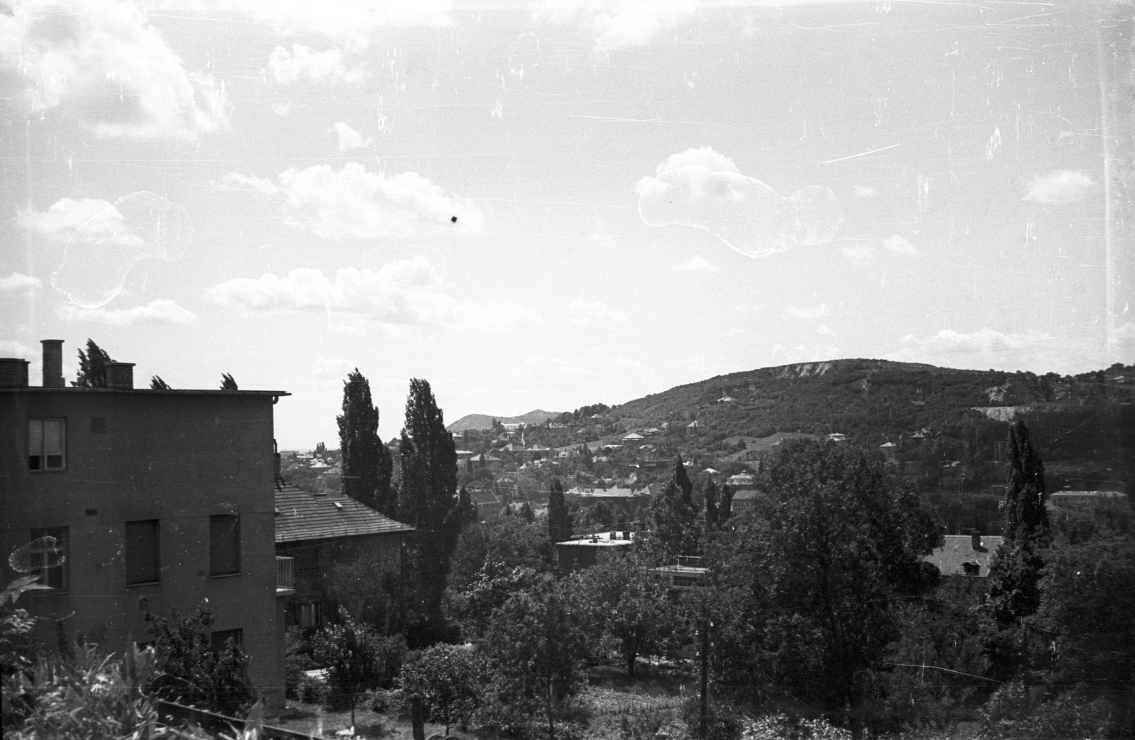 Magyarország, Budapest II., Ruszti út, kilátás a 6. számú épületből a Kis-Sváb-hegy (Martinovics-hegy) és a Sas-hegy felé., 1960, Kende János, Budapest, látkép, Fortepan #185364