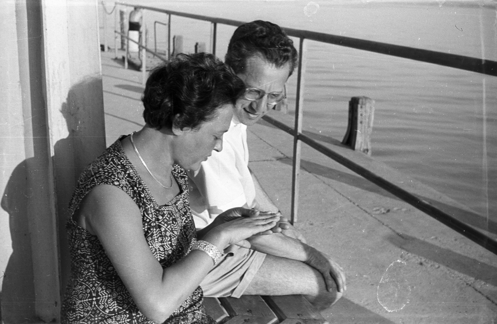 1960, Kende János, mutatni, kéz, emberpár, kikötő, korlát, Fortepan #185365