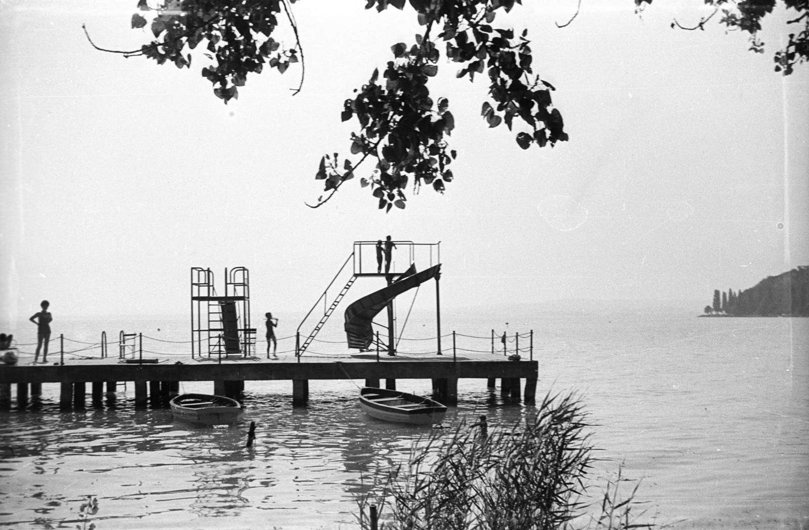 Hungary,Lake Balaton, Tihany, az MSZMP üdülő (egykor József főherceg nyaralókastélya, ma szálloda) strandja., 1960, Kende János, pier, playground slide, Fortepan #185369