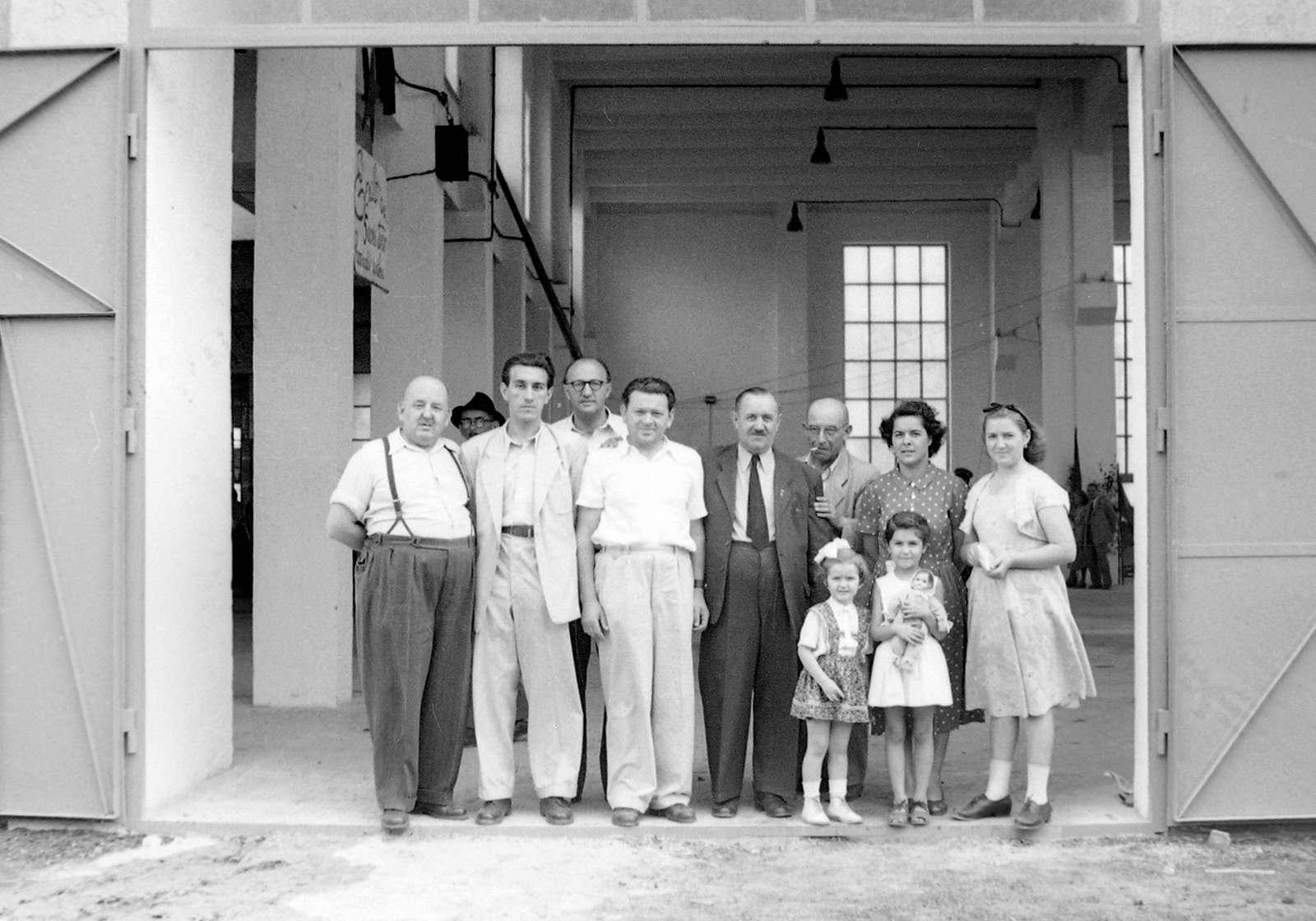 1954, Fortepan, csoportkép, kislány, nadrágtartó, ajtóban állás, játék baba, Fortepan #18538