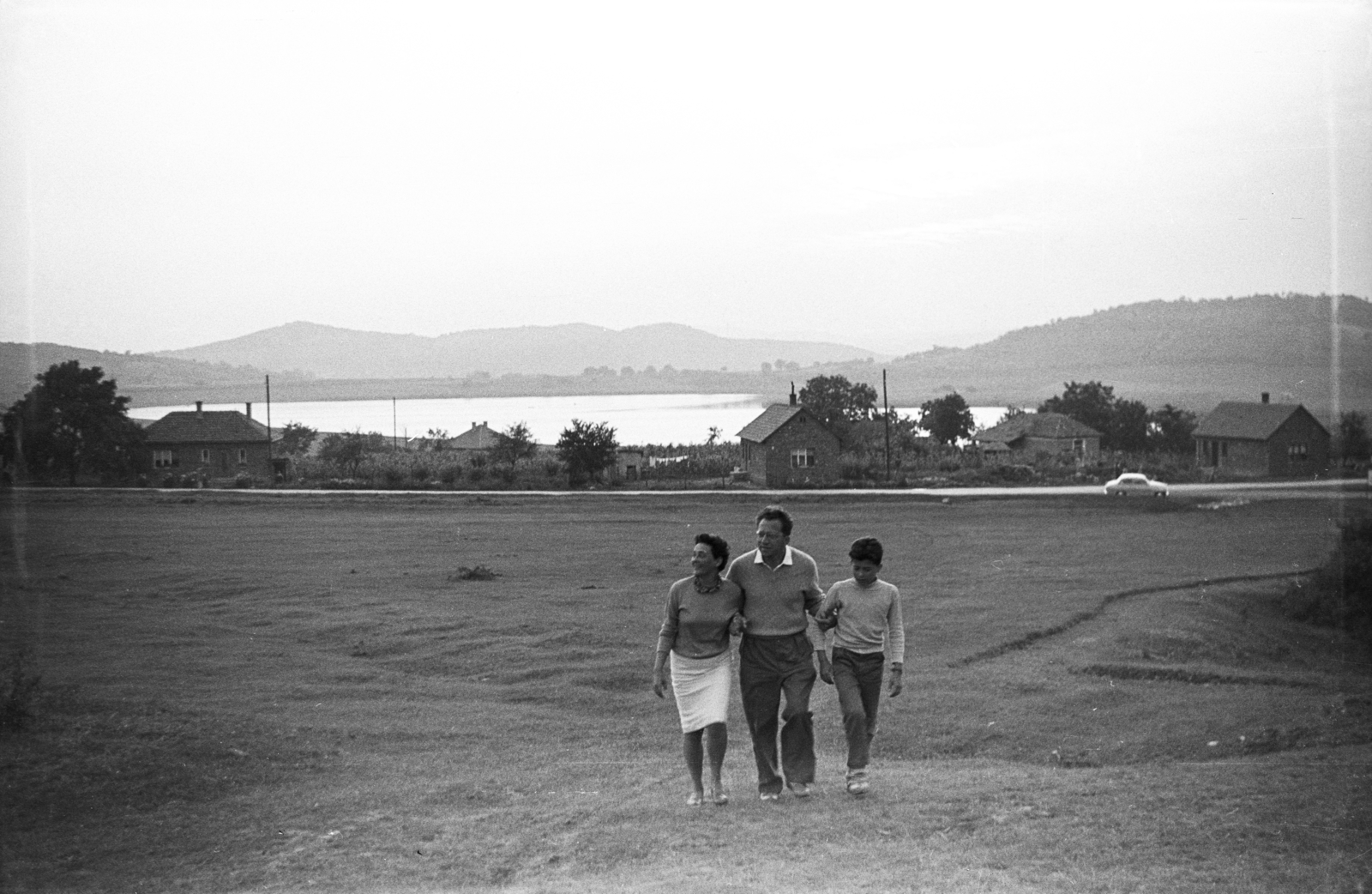 Hungary,Lake Balaton, Tihany, kersztbe a Kossuth Lajos utca, mögötte a Belső-tó., 1960, Kende János, family, Fortepan #185381