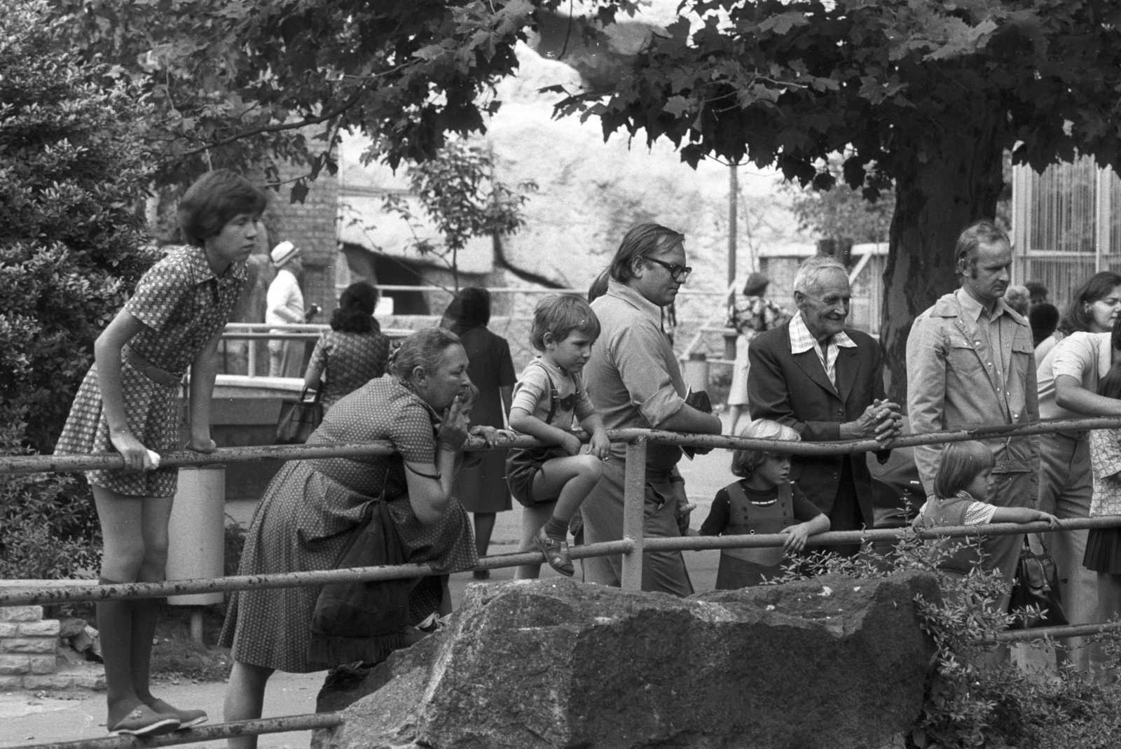 Magyarország, Városliget,Állatkert, Budapest XIV., 1976, Kende János, Budapest, korlát, kíváncsiság, Fortepan #185409