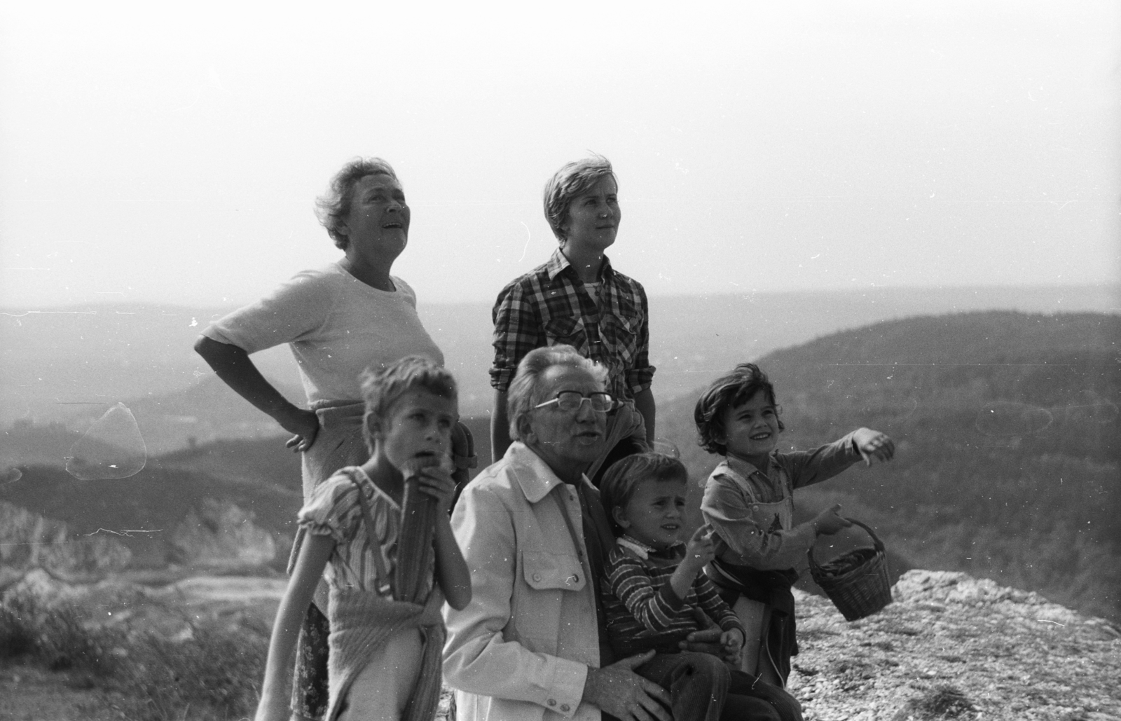 Hungary, Budaörs, Szekrényes-hegy., 1977, Kende János, excursion, family, grandchild, generations, Fortepan #185413