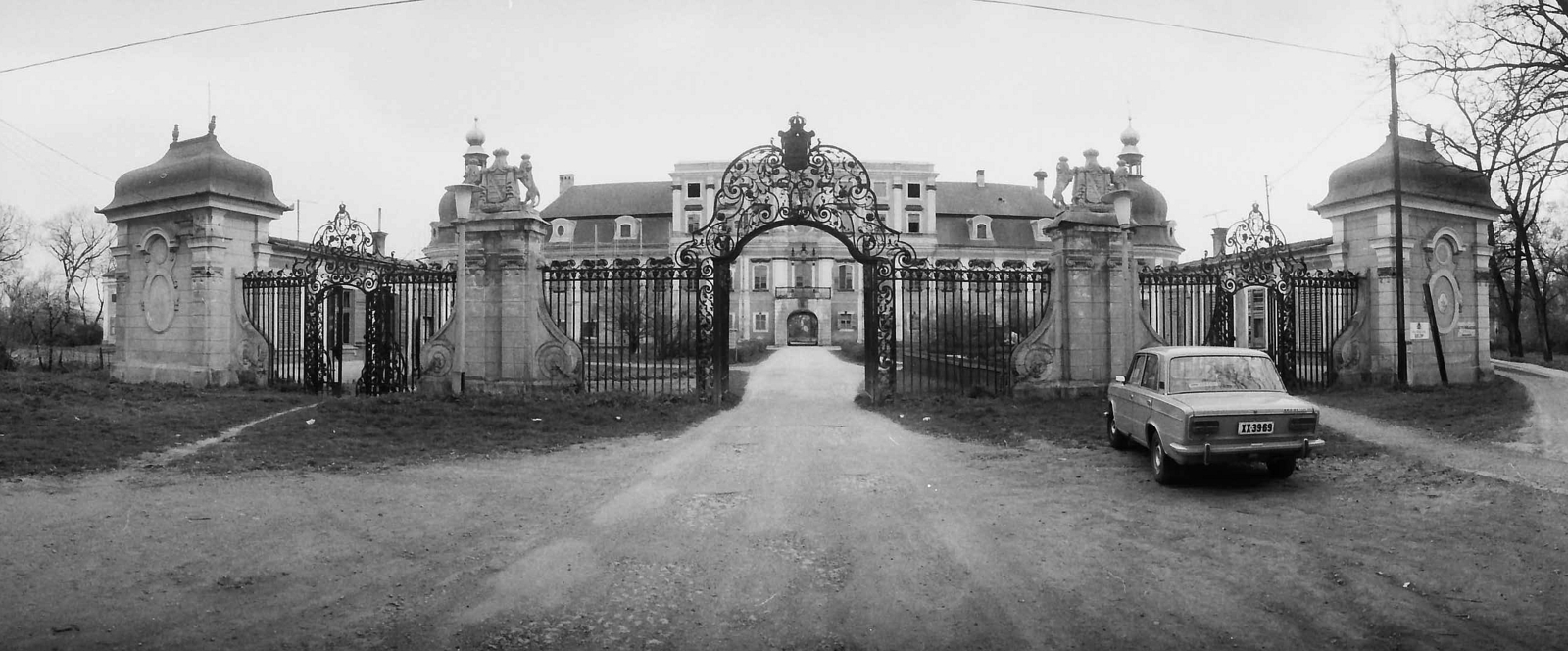 Magyarország, Edelény, L'Huillier-Coburg-kastély., 1978, Kende János, rendszám, VAZ 2103/2106, kastély, díszkapu, Fortepan #185447
