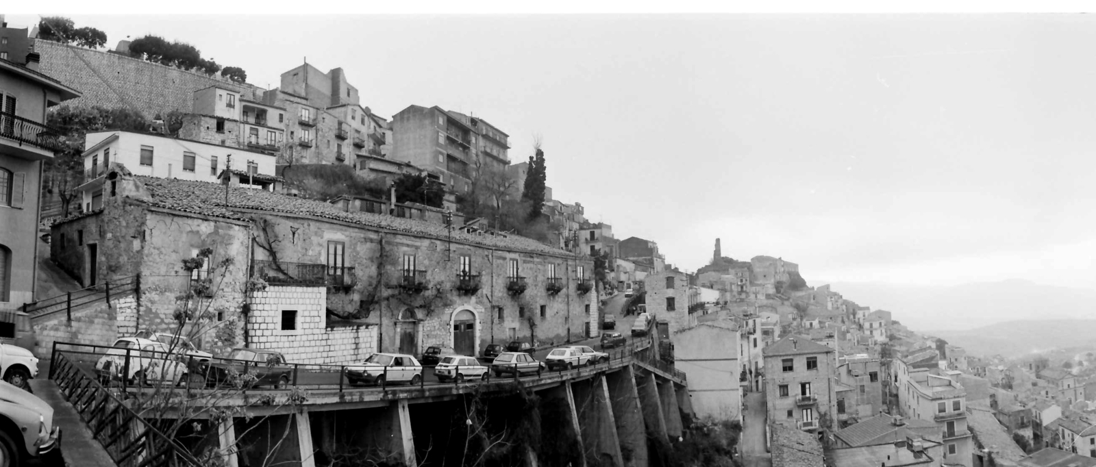 Olaszország, Cammarata, szemben a Via Roma, bal szélen a Via Trajna torkolata. Az olasz-magyar koprodukcióban forgatott A menyasszony gyönyörű volt című filmhez készült helyszínfotó., 1987, Kende János, Fortepan #185470