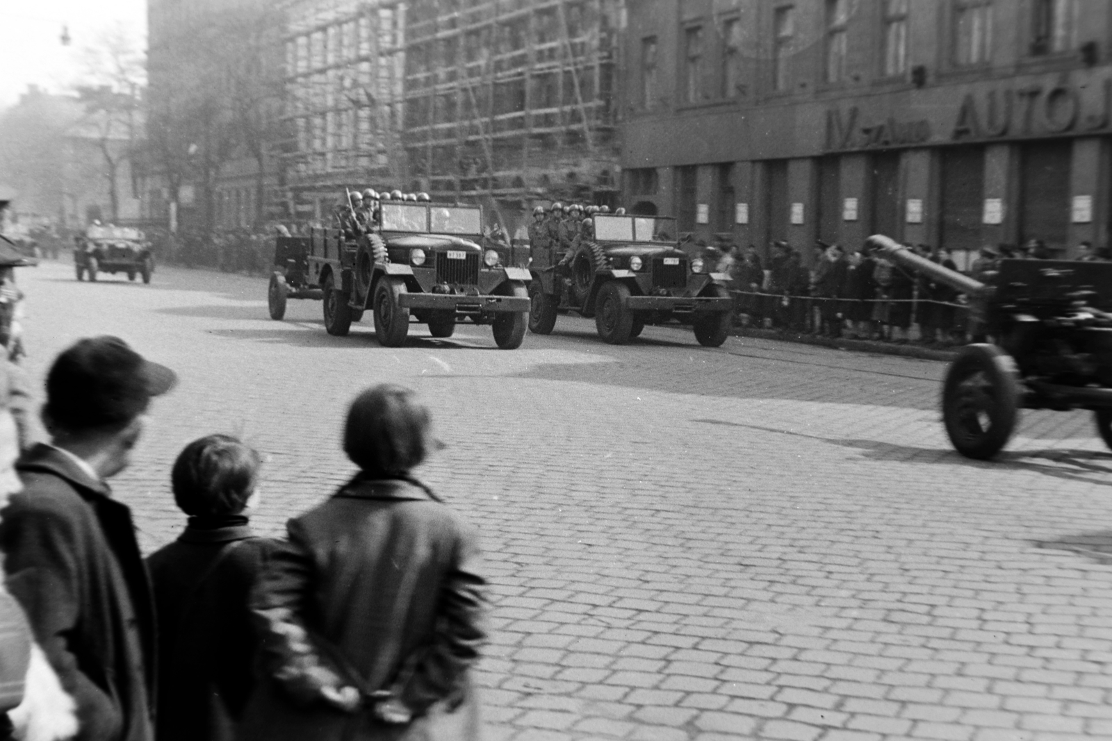 Magyarország, Budapest XIII., Lehel utca a Dózsa György út - Lőportár utca közötti szakaszon. Katonai járművek felvonulása a IV. számú Autójavító Vállalat előtt., 1953, Tóth Tibor, Budapest, katonai jármű, gépjárműszerviz, Dodge-márka, Dodge WC-széria, Csepel 130, ágyú, tüzérség, Fortepan #185482