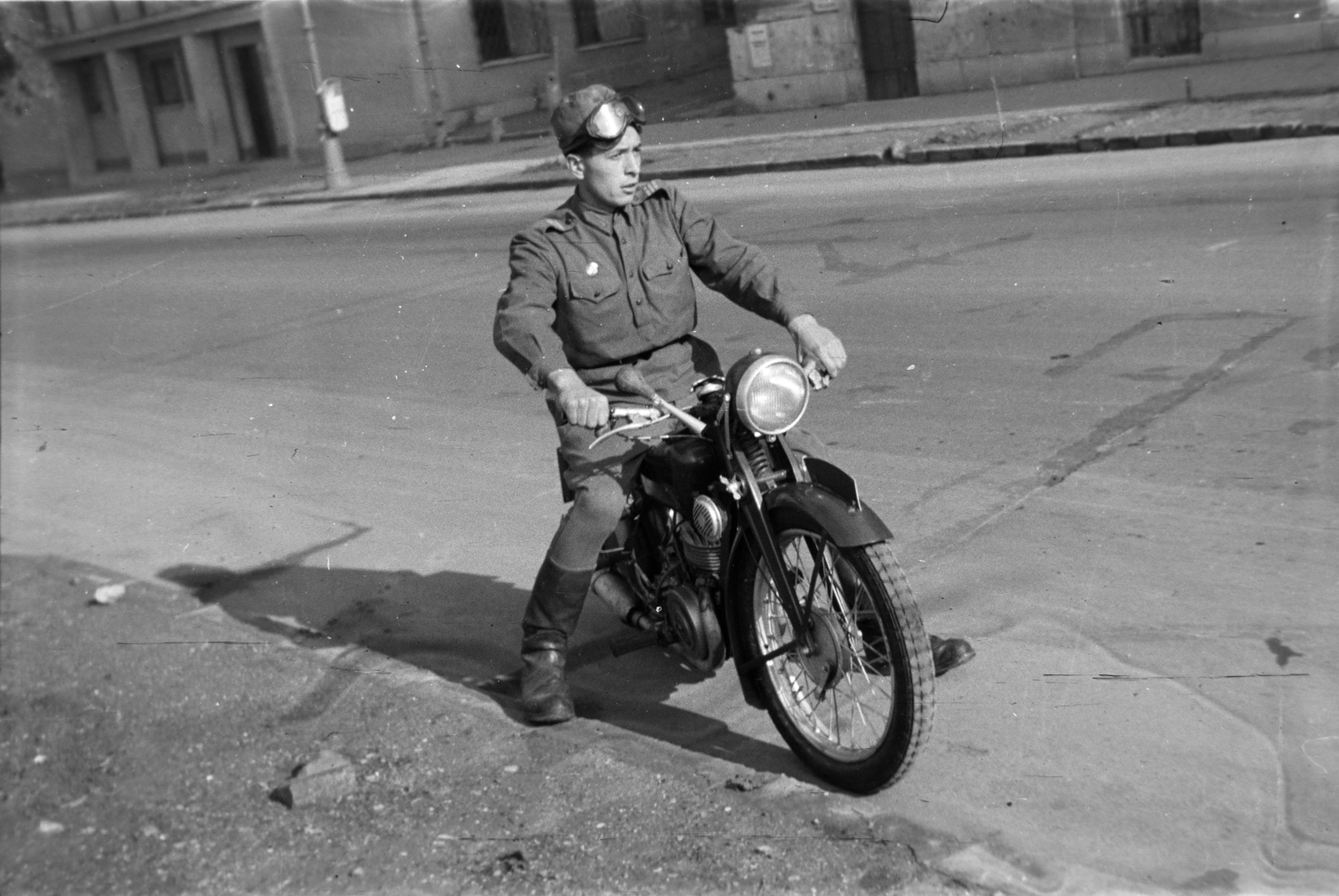 Magyarország, Budapest I., Attila út, háttérben a Korlát utca torkolata., 1953, Tóth Tibor, Budapest, motorkerékpár, katona, motoros szemüveg, Fortepan #185487