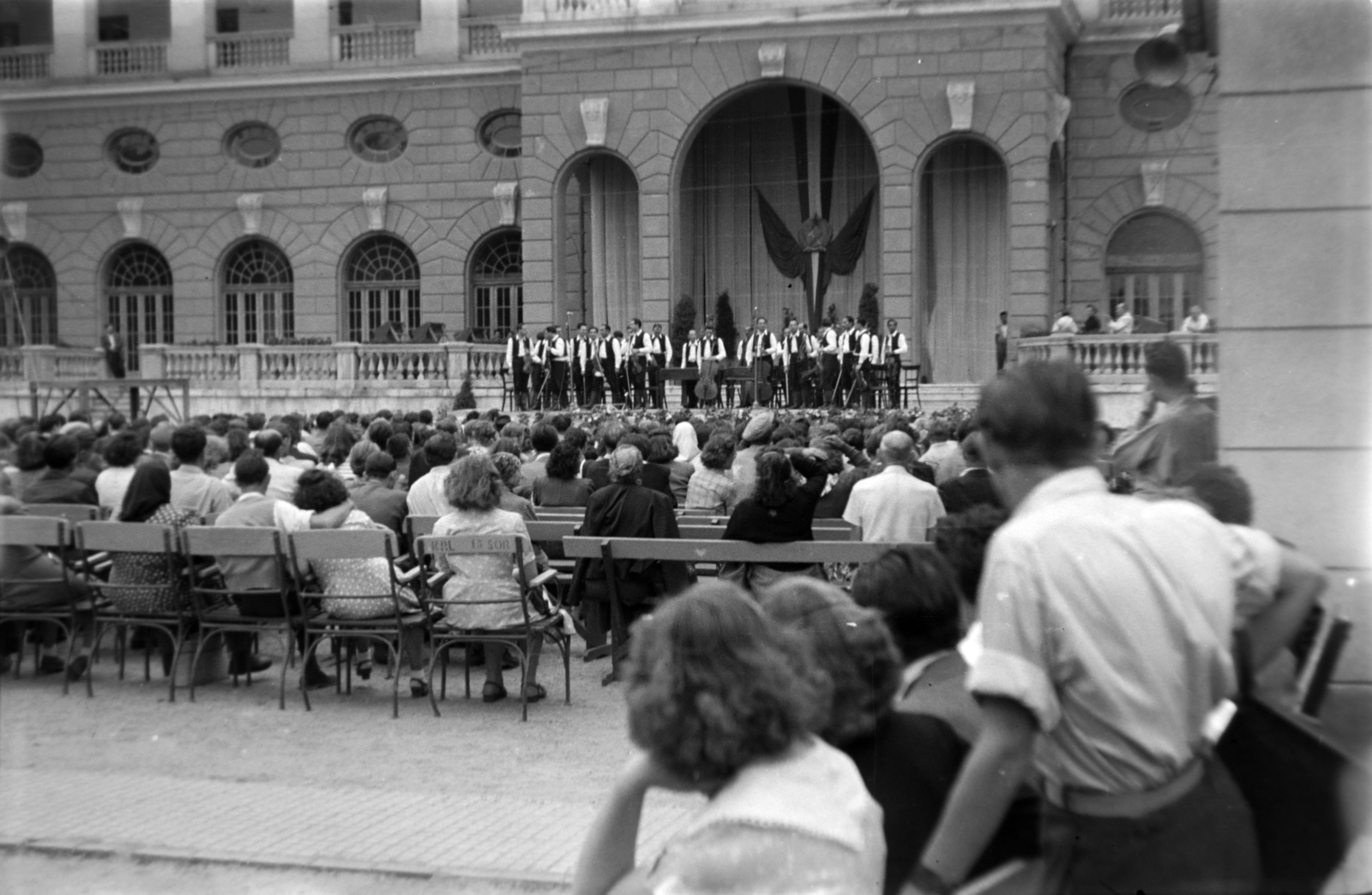 Hungary, Budapest X., Albertirsai út, Lóversenypálya (később Kincsem Park), az I. helyi tribün főbejárata előtt., 1953, Tóth Tibor, Budapest, audience, festive, ashlar, stage, Rákosi crest, decoration, band, Fortepan #185491