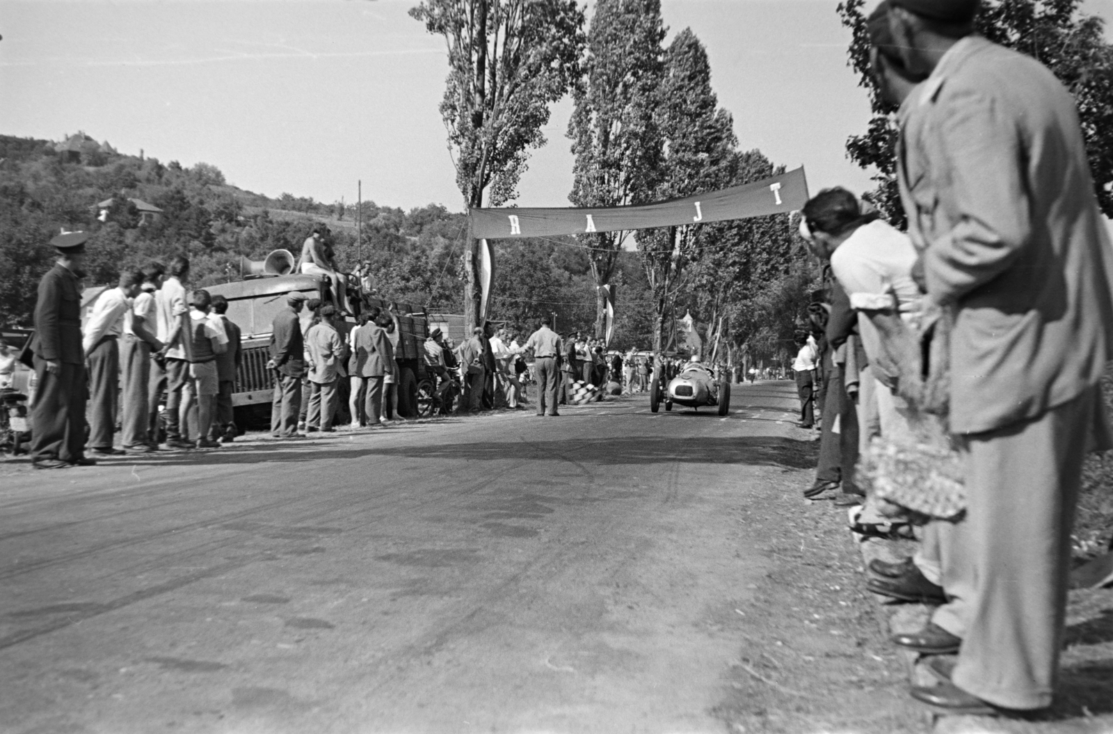 Hungary,Lake Balaton, Tihany, Lepke sor, az Építők Sport- központja nemzetközi gyorsasági motorkerékpáros és autós versenye. Balra egy kis sorozatban, elsősorban honvédségi célokra gyártott MÁVAG B5 típusú teherautó, szemben a célban egy Aero Minor motoros versenyautó., 1957, Tóth Tibor, audience, car race, Fortepan #185502