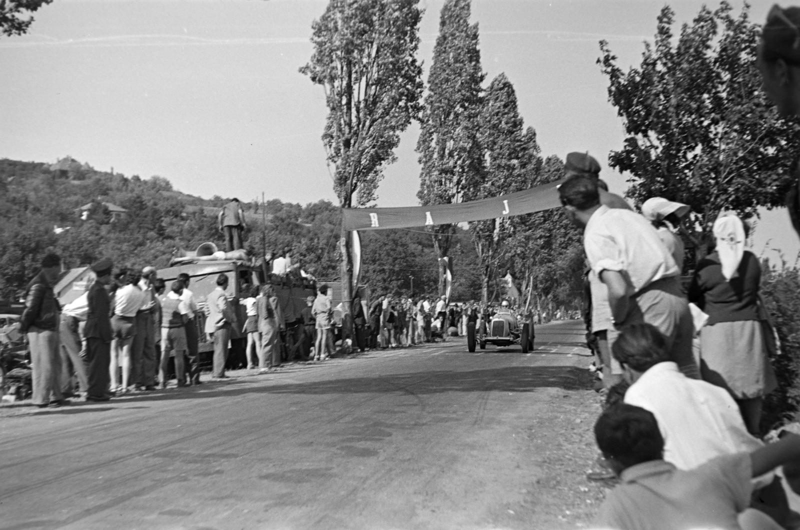 Hungary,Lake Balaton, Tihany, Lepke sor, az Építők Sport- központja nemzetközi gyorsasági motorkerékpáros és autós versenye. Balra egy kis sorozatban, elsősorban honvédségi célokra gyártott MÁVAG B5 típusú teherautó. Szemben az 1100 kcm feletti kategória későbbi győztese, Széles Tibor a IV-es számú Autójavító NV versenyzője, Maserati típusú versenyautójában., 1957, Tóth Tibor, car race, Fortepan #185504