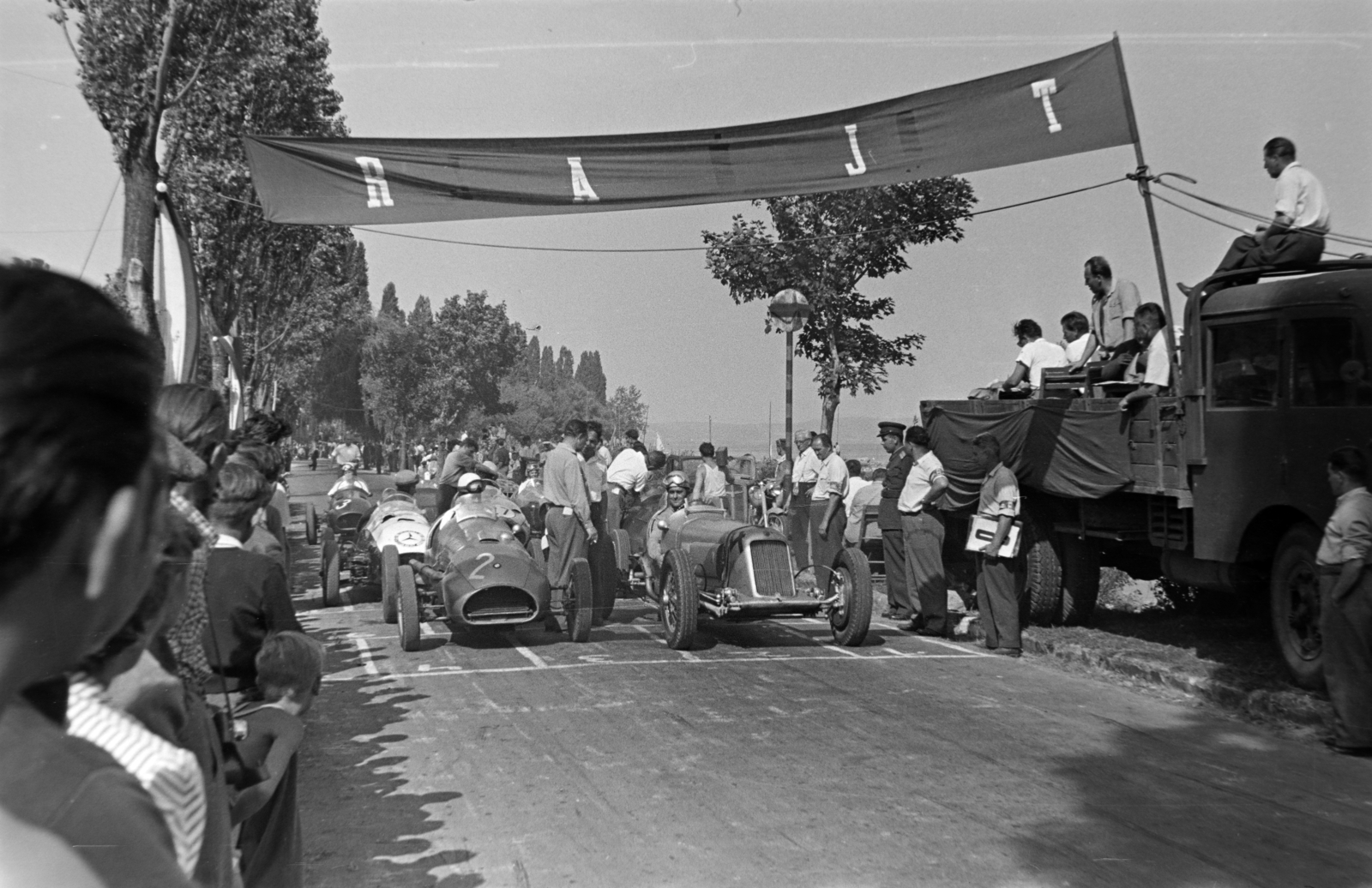 Magyarország,Balaton, Tihany, Lepke sor, az Építők Sport- központja nemzetközi gyorsasági motorkerékpáros és autós versenyének rajt előtti pillanata. 2-es rajtszámmal Wimmer András, a III-as Számú Autójavító Nemzeti Vállalat versenyzője Bugatti-alvázas, BMW motoros versenyautójában. Jobbra az 1100 kcm feletti kategória későbbi győztese, Széles Tibor a IV-es számú Autójavító NV versenyzője, Maserati típusú versenyautójában. A hátrébb látható Mercedes jelvényes autóban Sabján László a VI-os Számú Autójavító NV versenyzője, a két, háború előtti Mercedesből összeépített SJB Special versenyautójában., 1957, Tóth Tibor, versenyautó, Fortepan #185508
