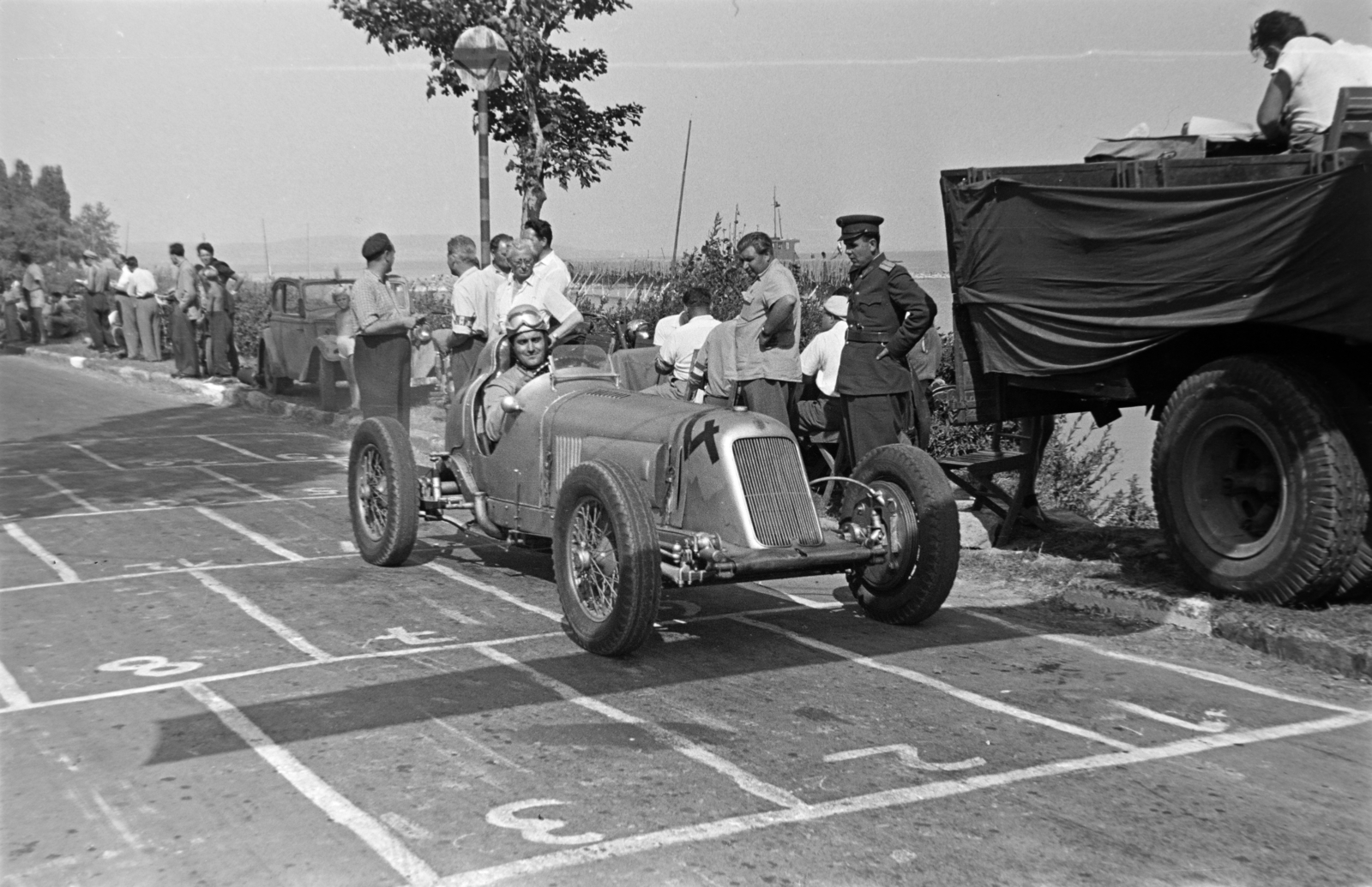 Hungary,Lake Balaton, Tihany, Lepke sor, az Építők Sport- központja nemzetközi gyorsasági motorkerékpáros és autós versenye. Az 1100 kcm feletti kategória ksőbbi győztese, Széles Tibor a IV-es számú Autójavító NV versenyzője, Maserati típusú versenyautójában., 1957, Tóth Tibor, starting number, Fortepan #185509
