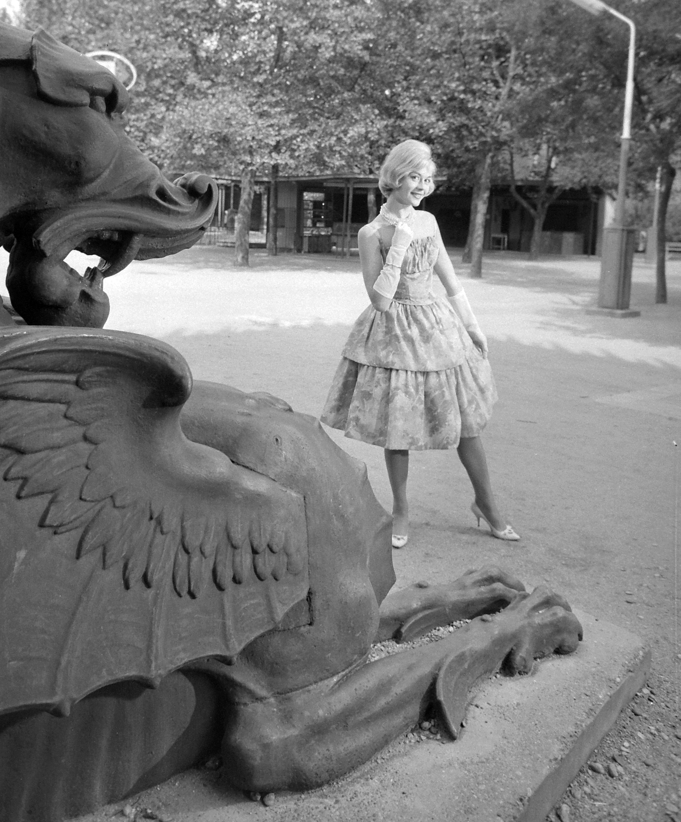 Magyarország, Városliget,Vidámpark, Budapest XIV., egykor a Széchenyi Lánchíd melletti kikötői raktár bejáratánál álló három öntöttvas sárkány egyike. Fekete Klári manöken., 1962, Kotnyek Antal, divat, Budapest, sárkány ábrázolás, Fortepan #18551