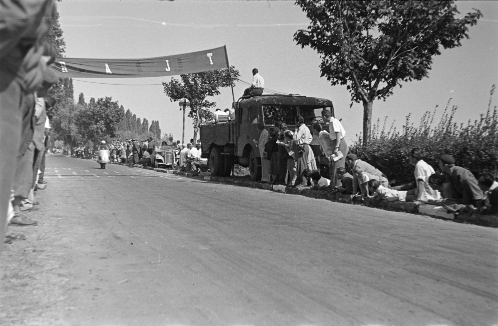 Hungary,Lake Balaton, Tihany, Lepke sor, az Építők Sport- központja nemzetközi gyorsasági motorkerékpáros és autós versenye. Szalkay Béla motorversenyző NSU típusú motorján., 1957, Tóth Tibor, audience, Fortepan #185512