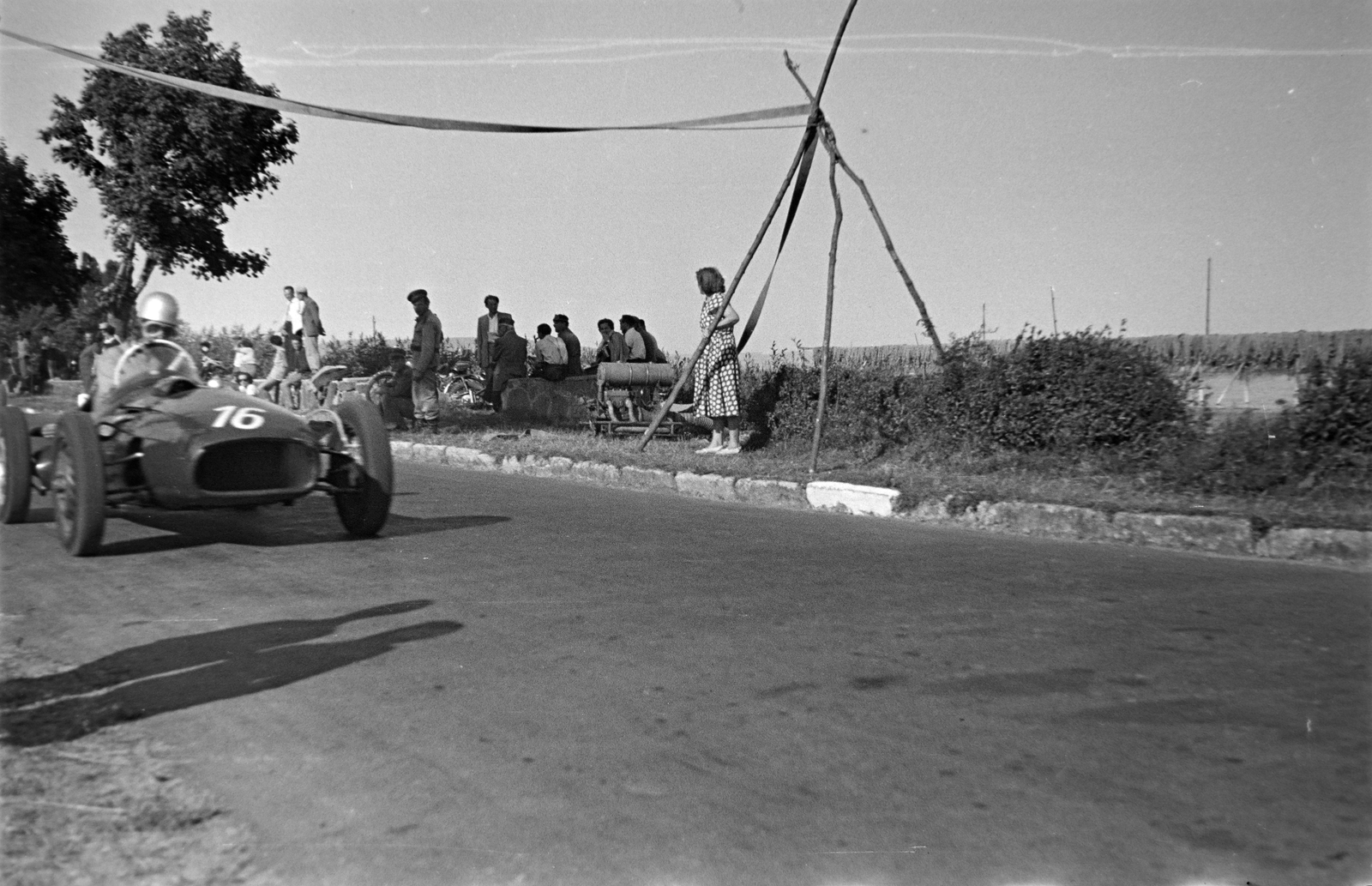 Hungary,Lake Balaton, Tihany, Lepke sor, a Tihanyi Nagydíj egyik versenyzője, 16-os rajtszámmal Tóth Gyula Skoda Special típusú versenyautójában., 1958, Tóth Tibor, starting number, Fortepan #185514