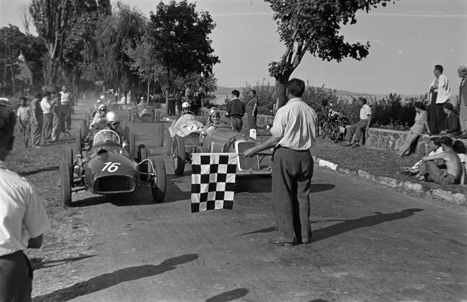 Hungary,Lake Balaton, Tihany, Lepke sor, a Tihanyi Nagydíj rajtja. 16-os rajtszámmal Tóth Gyula Skoda Special, a 4-es számú Maserati típusú versenyautóban Széles Tibor. Hátrébb a 27-es rajtszámú a Lancia motoros versenyautóban Tárczik Béla., 1958, Tóth Tibor, audience, rolled up sleeves, Fortepan #185516