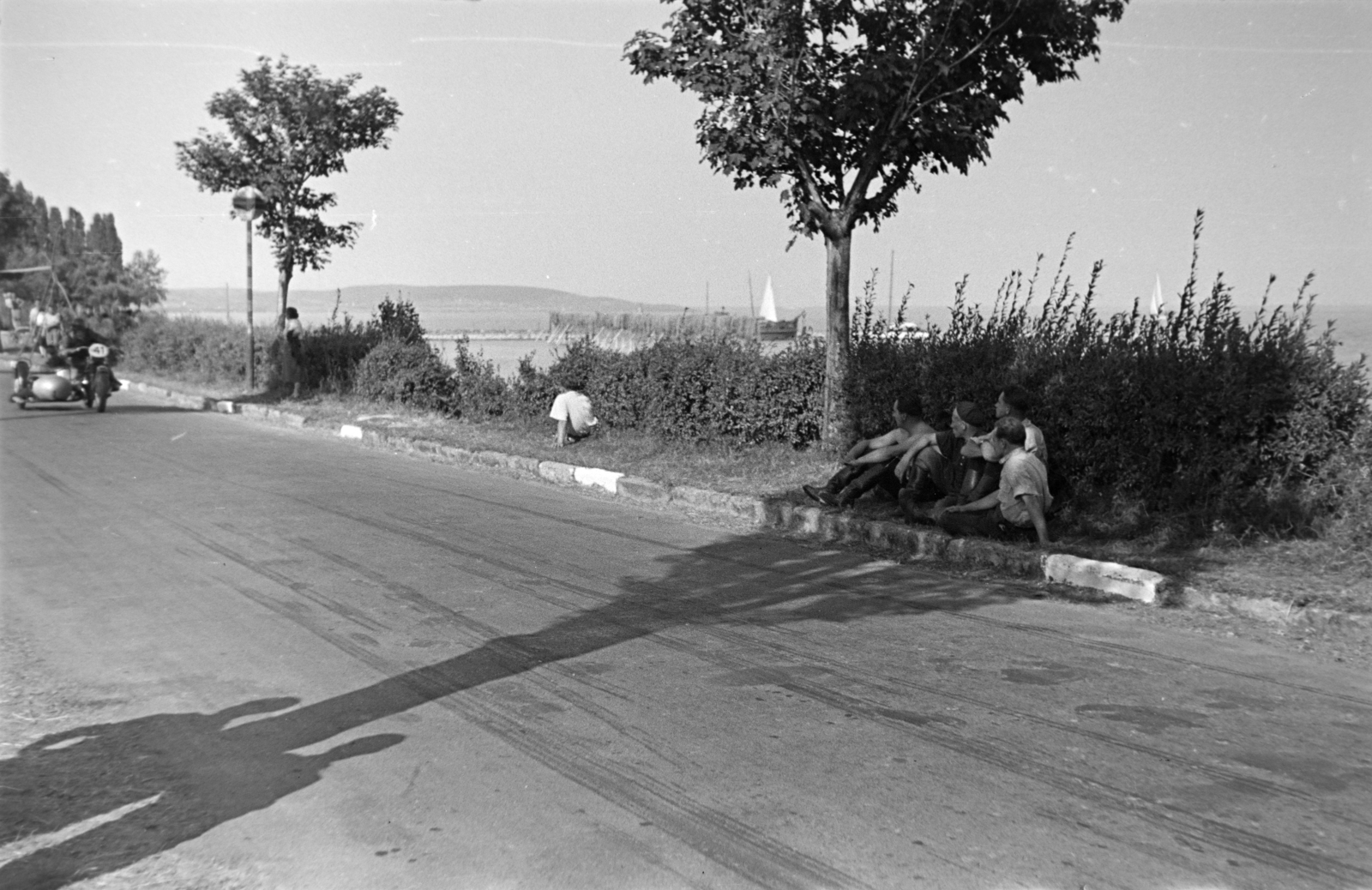 Hungary,Lake Balaton, Tihany, Lepke sor, oldalkocsis motorkerékpár-verseny., 1958, Tóth Tibor, audience, shadow, Fortepan #185517