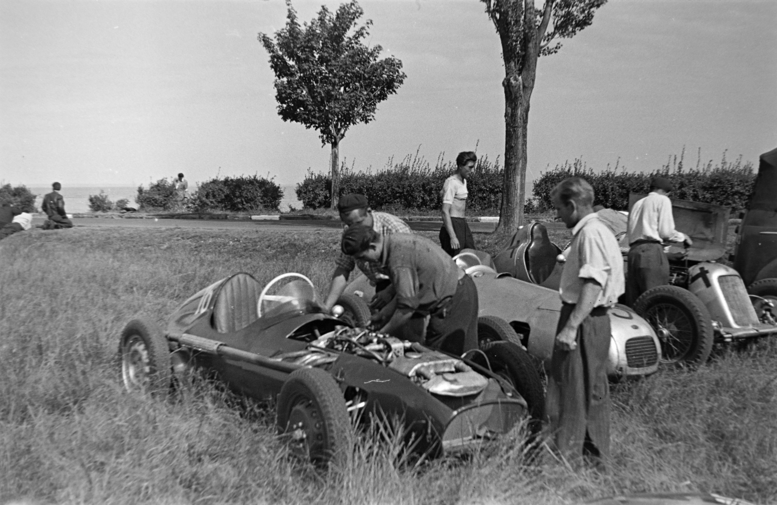 Hungary,Lake Balaton, Tihany, Lepke sor, Tihanyi Nagydíj, Tóth Gyula Skoda Special típusú versenyautója, mellette egy Aero Minor motoros versenyautó, távolabb 4-es rajtszámmal Széles Tibor Maserati típusú versenyautója., 1958, Tóth Tibor, rolled up sleeves, assembly, Fortepan #185519