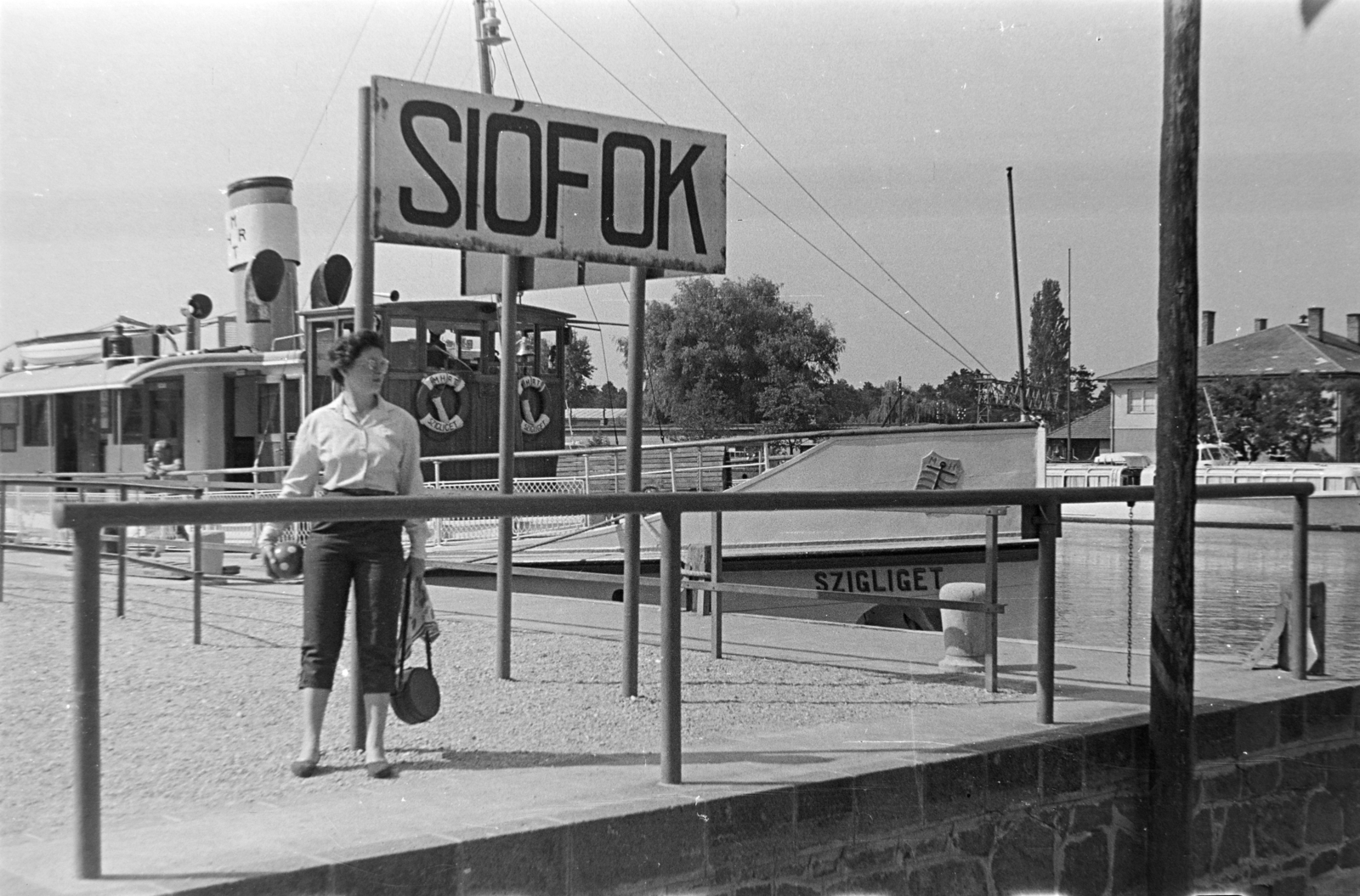 Hungary,Lake Balaton, Siófok, a hajóállomáson a Szigliget motoros személyhajó., 1955, Tóth Tibor, tourist, boat station, Szigliget-ship, Fortepan #185524