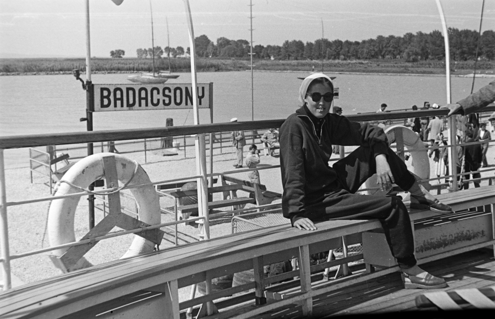 Hungary,Lake Balaton, Badacsonytomaj, hajóállomás., 1955, Tóth Tibor, tourist, shades, lifebelt, Fortepan #185528