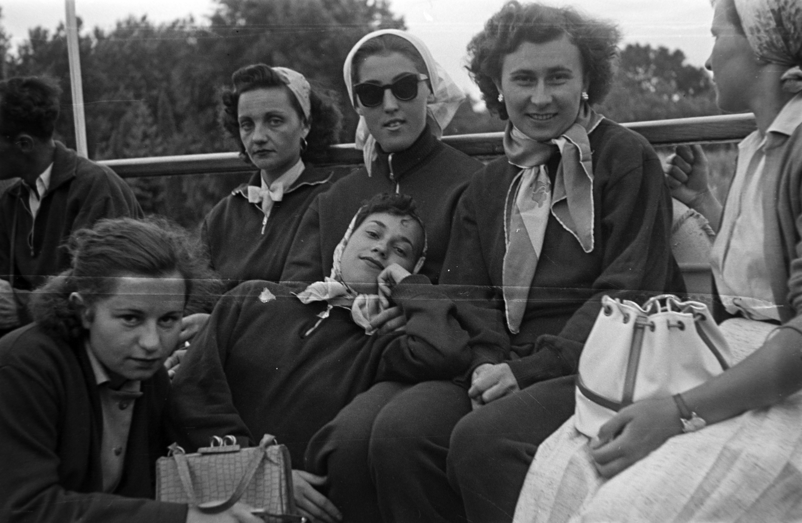 1955, Tóth Tibor, women, tableau, tourist, headscarf, sweater, shades, travel equipment, Fortepan #185532