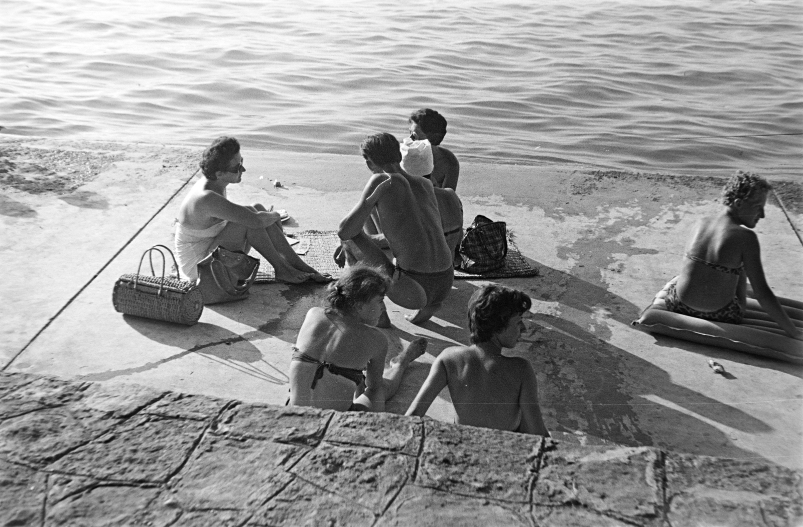 Hungary, Balatonföldvár, strand a Kvassay-sétánynál., 1955, Tóth Tibor, women, half-naked, sunbathe, wicker bag, Fortepan #185535