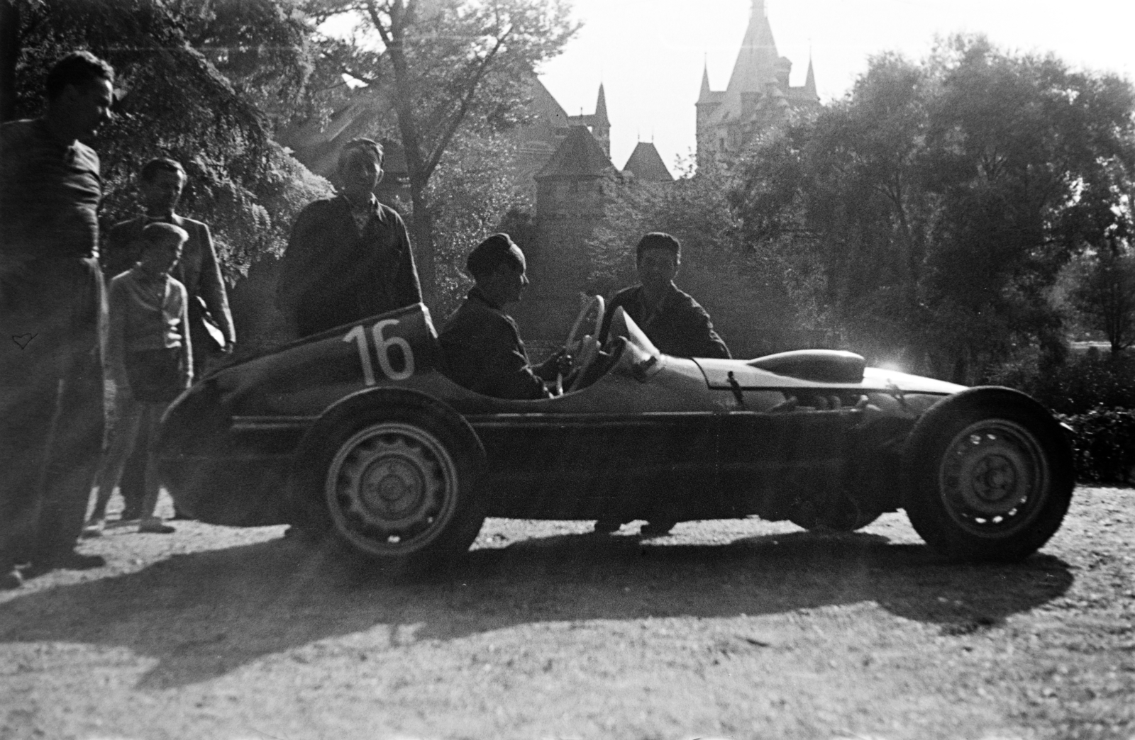 Hungary, Budapest XIV., Paál László út, háttérben a Vajdahunyad vára., 1956, Tóth Tibor, Budapest, starting number, Fortepan #185538